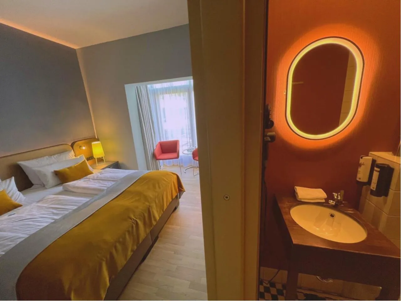 Photo of the whole room, Bed in Lint Hotel Köln