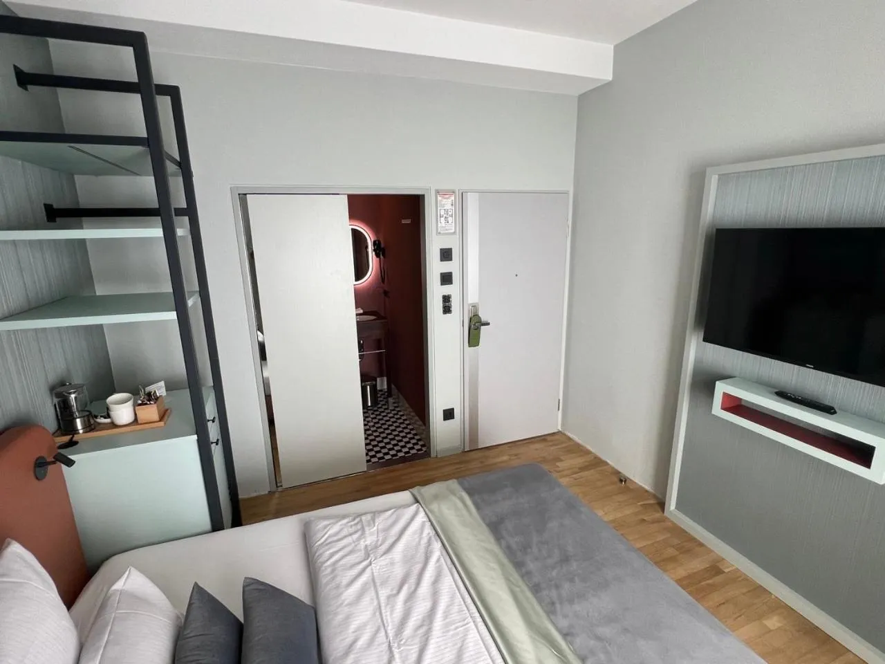 Photo of the whole room, Bed in Lint Hotel Köln