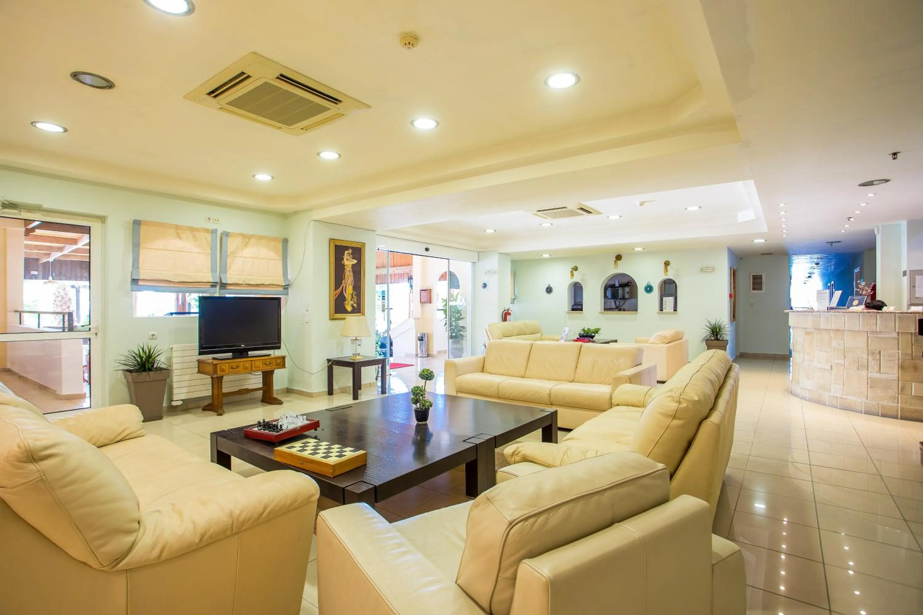 Communal lounge/ TV room in Mon Repos Hotel