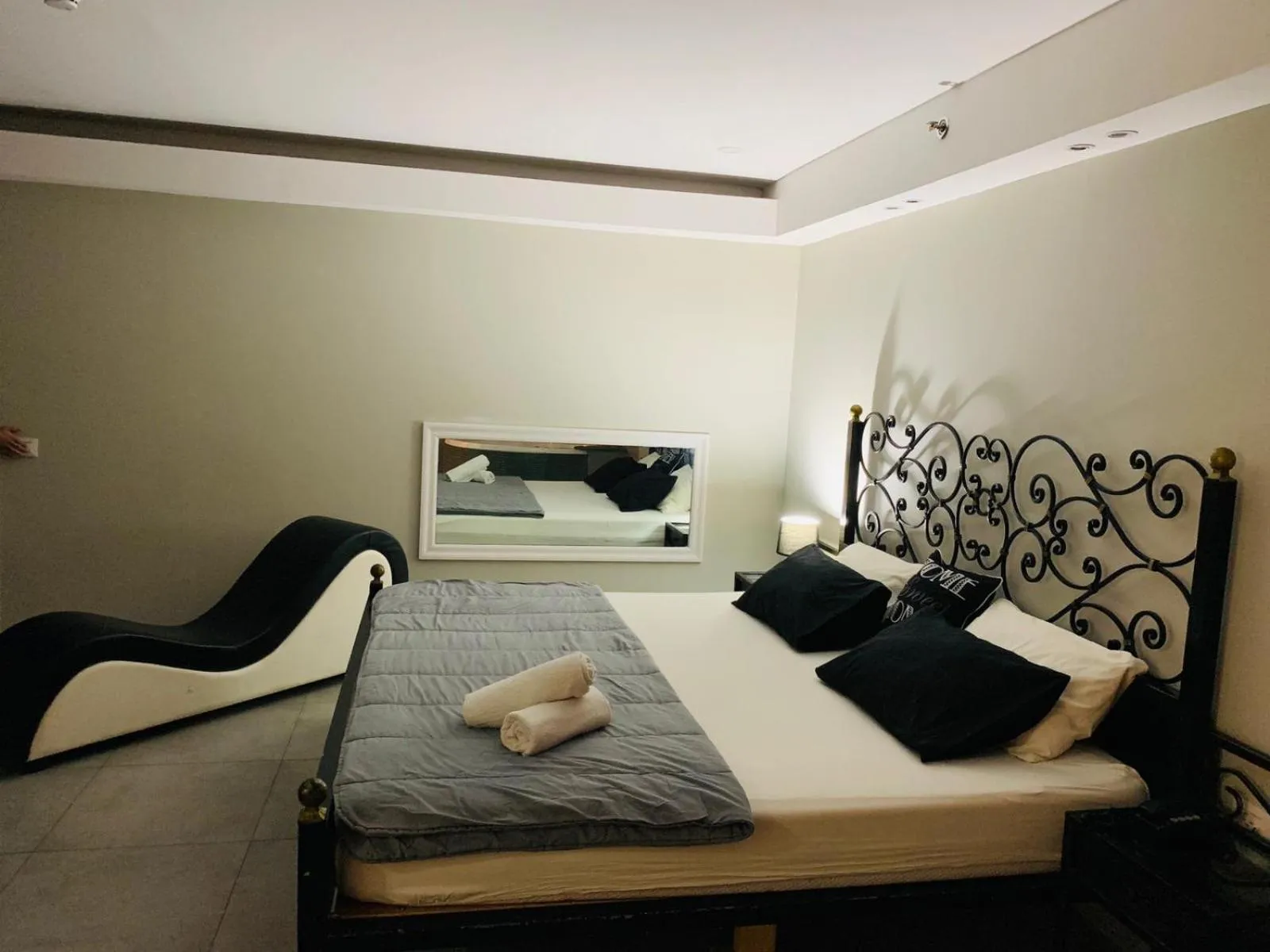 Photo of the whole room, Bed in Spat Rooms VIP