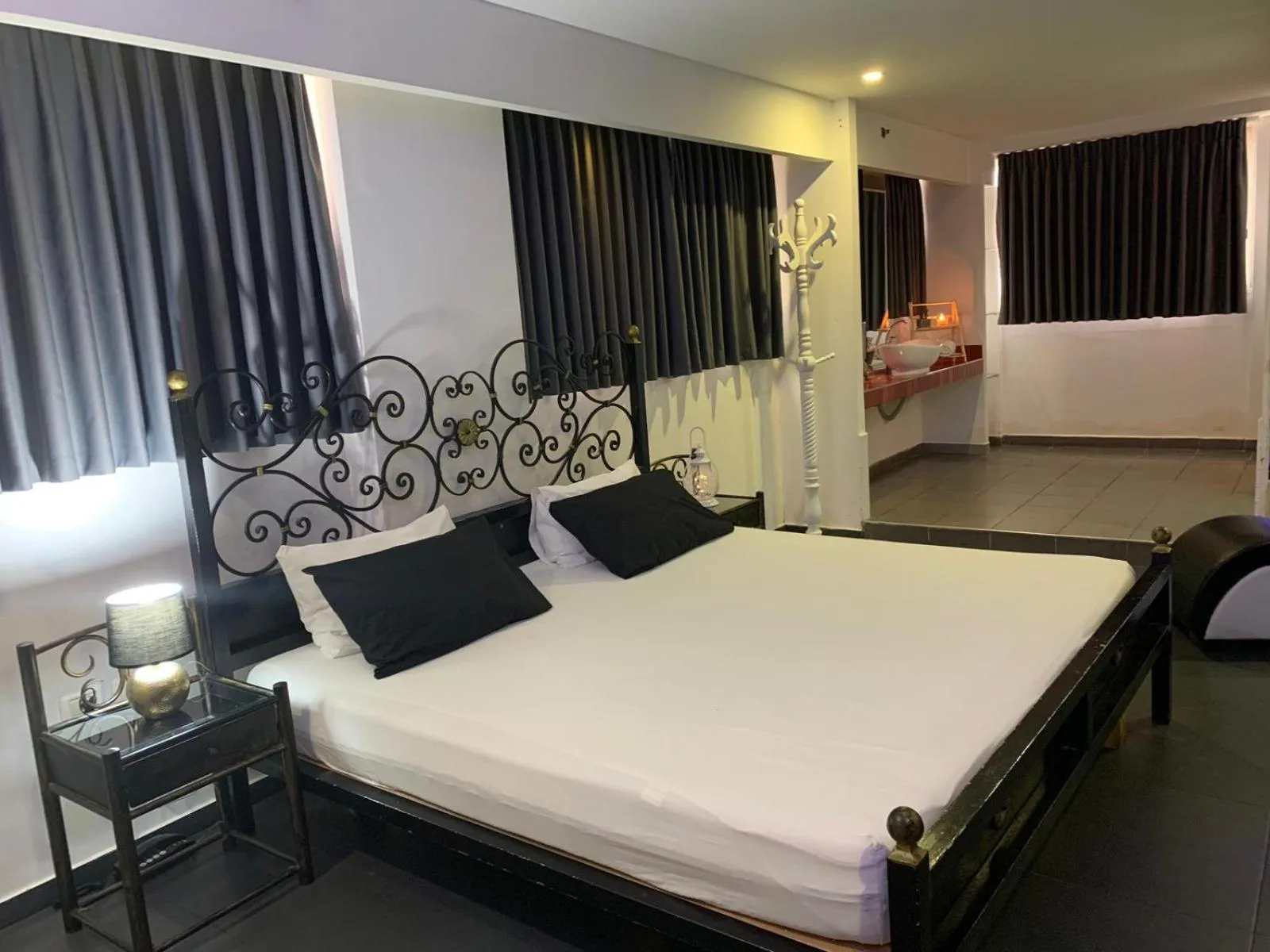 Photo of the whole room, Bed in Spat Rooms VIP