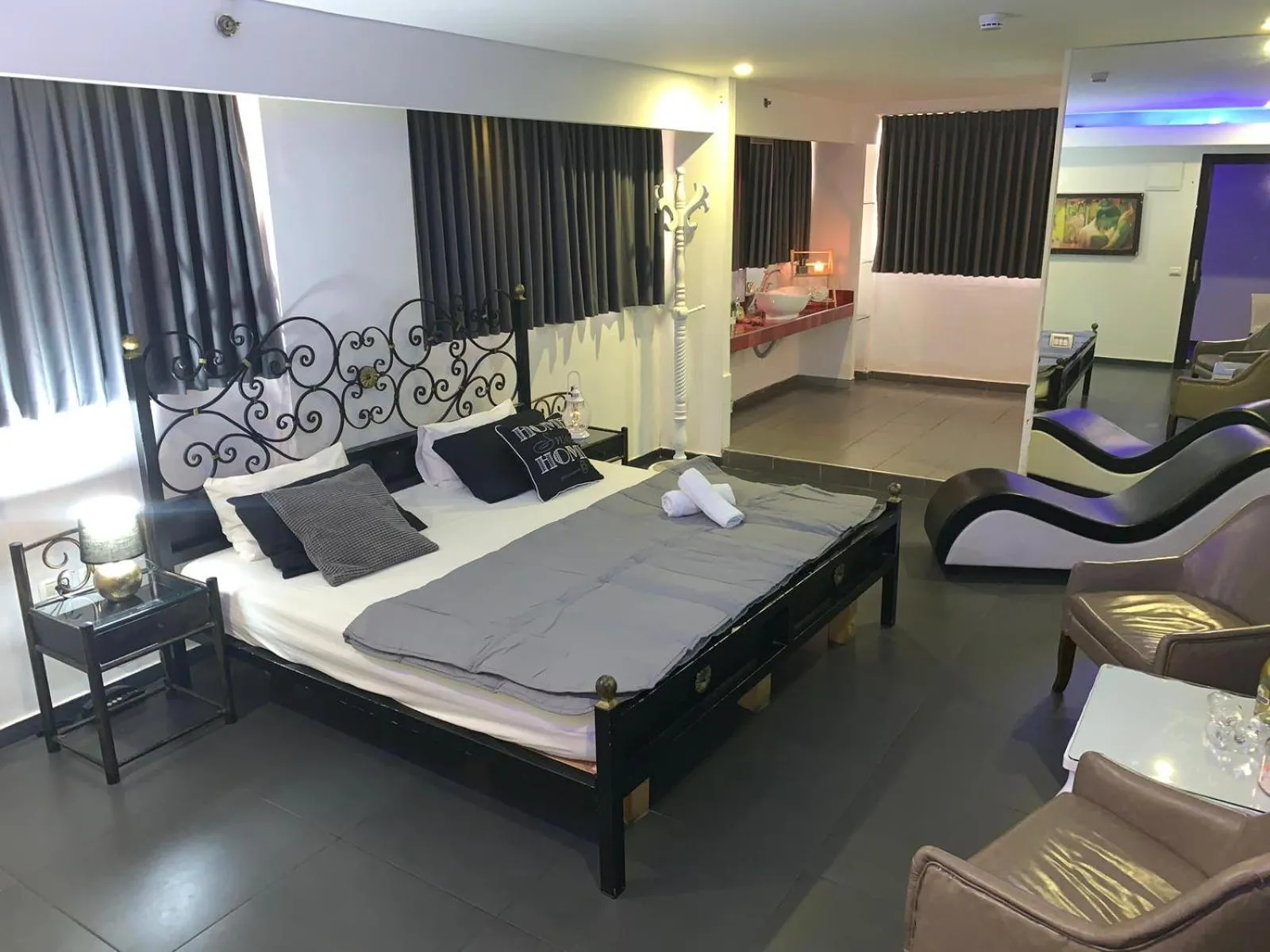 Photo of the whole room, Bed in Spat Rooms VIP