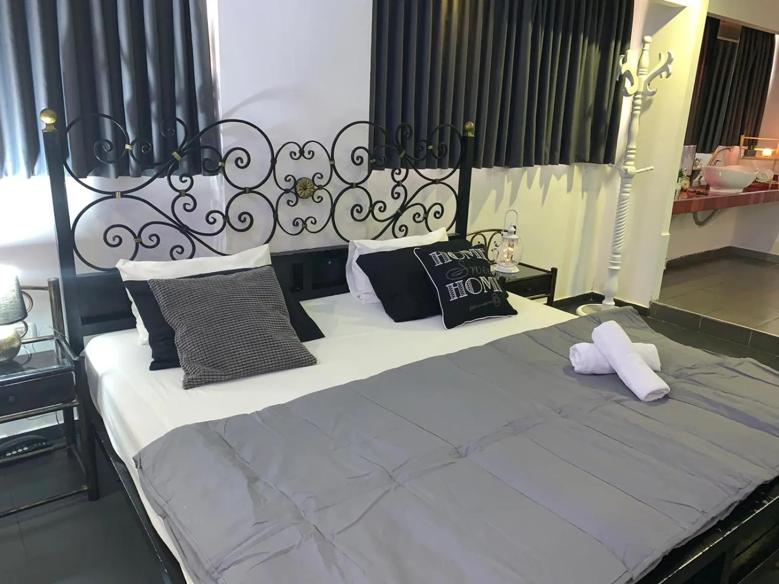 Photo of the whole room, Bed in Spat Rooms VIP