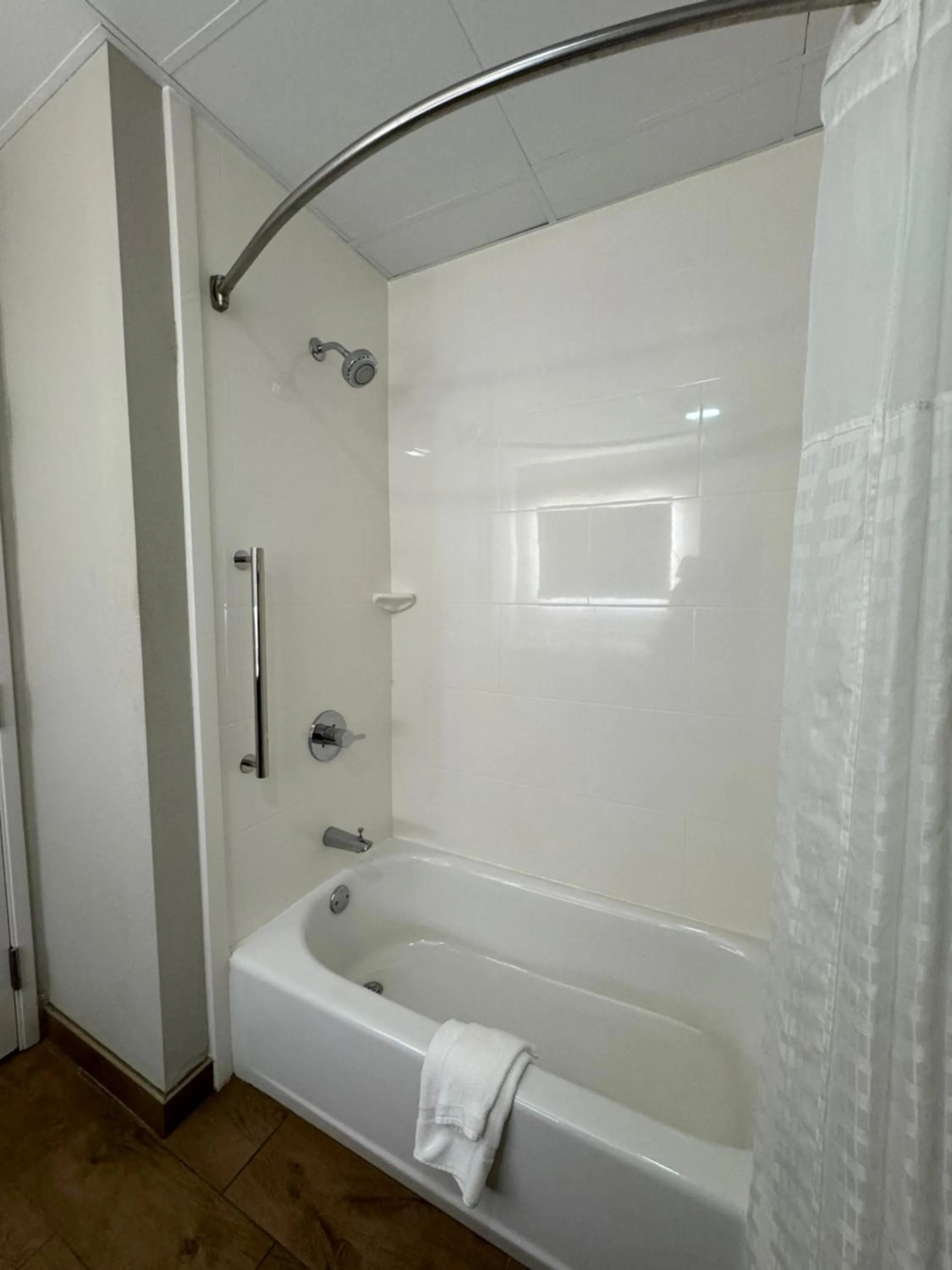 Bath in La Quinta by Wyndham Milledgeville