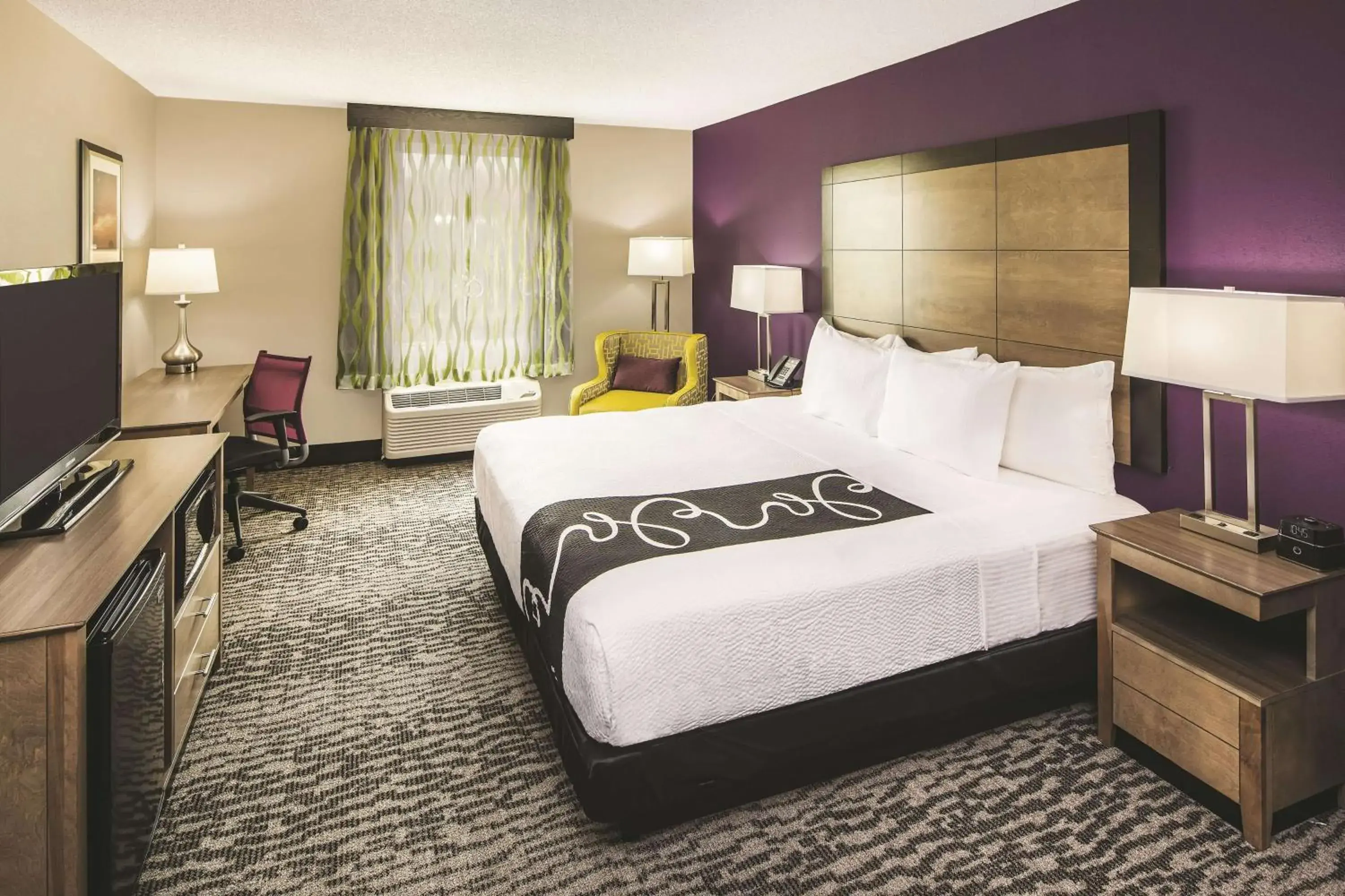 King Room with Roll-in Shower - Mobility Access/Non-Smoking in La Quinta by Wyndham Milledgeville King Room with Roll-in Shower - Mobility Access/Non-Smoking in La Quinta by Wyndham Milledgeville