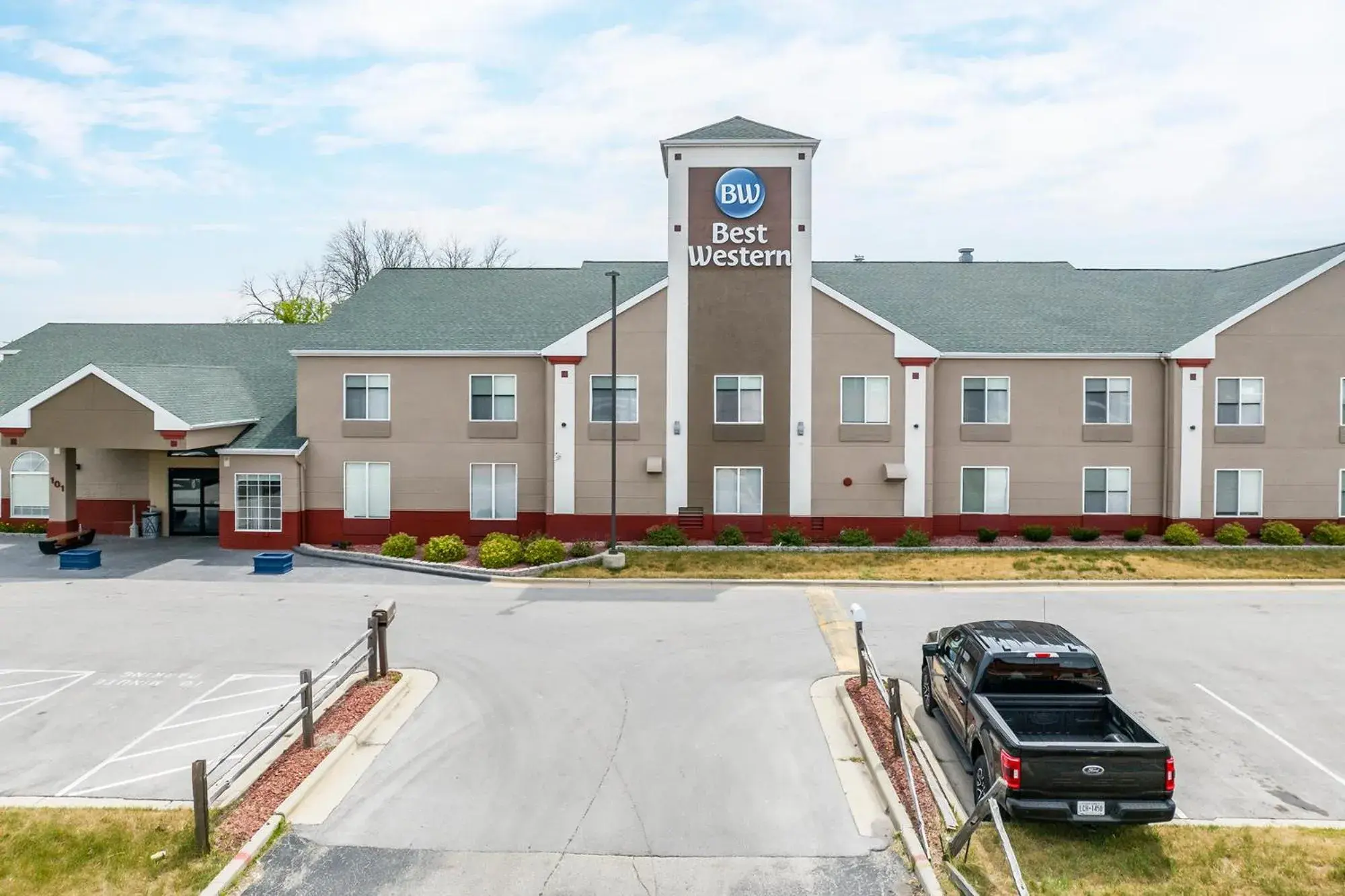 Property building in Best Western Watertown Property building in Best Western Watertown