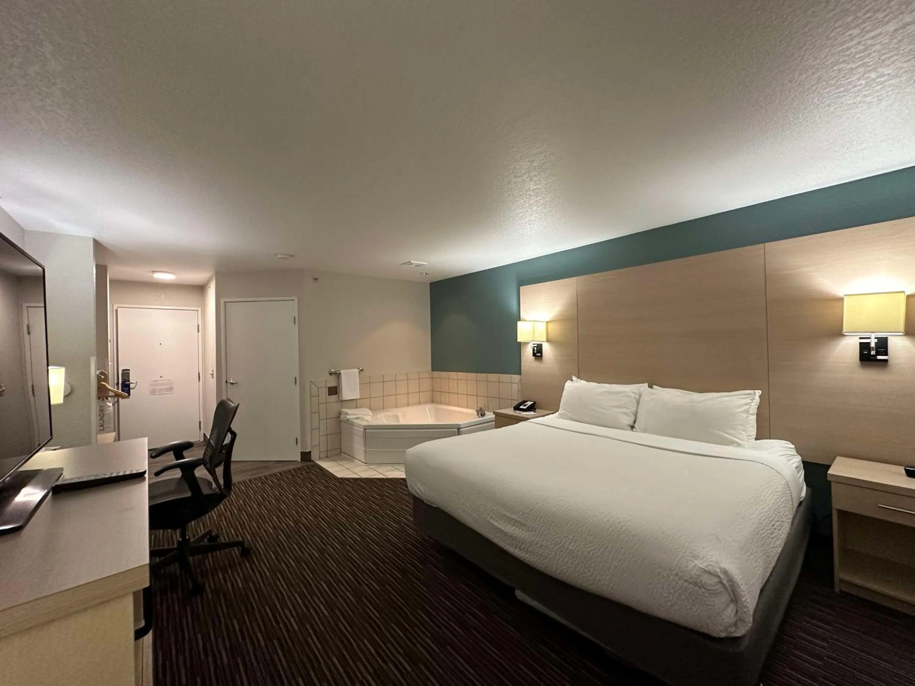 Bedroom, Bed in Best Western Watertown