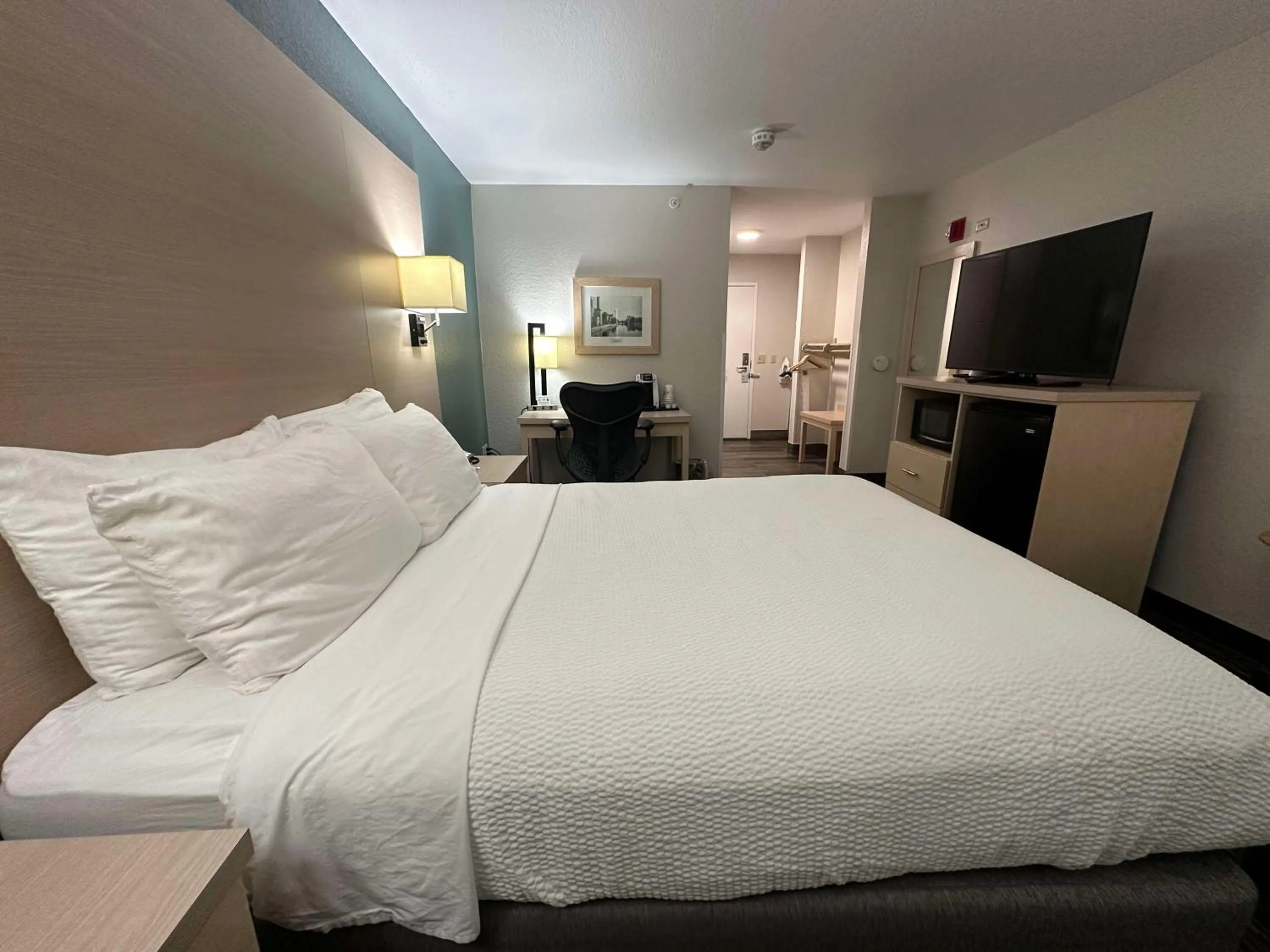 Bedroom, Bed in Best Western Watertown