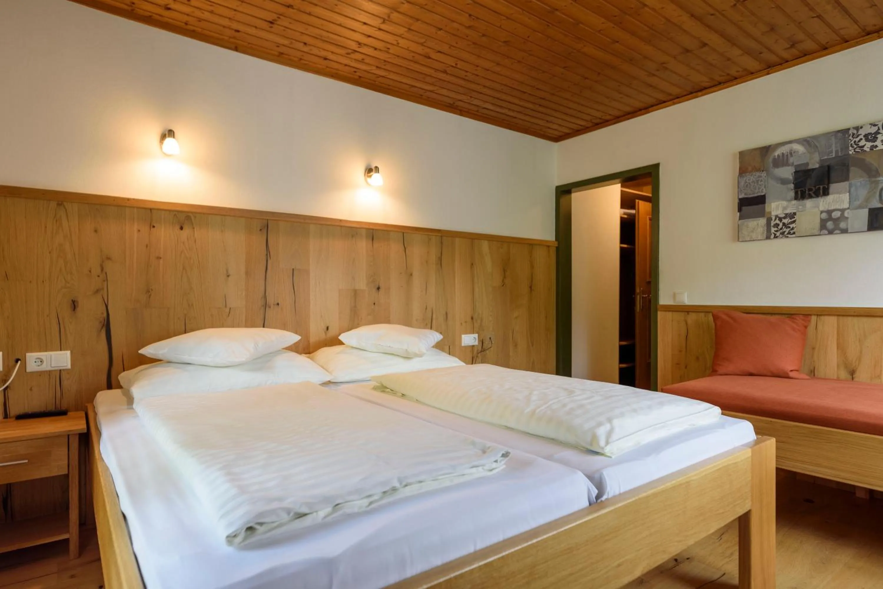 Breakfast, Bed in Hotel Landhaus Ausswinkl