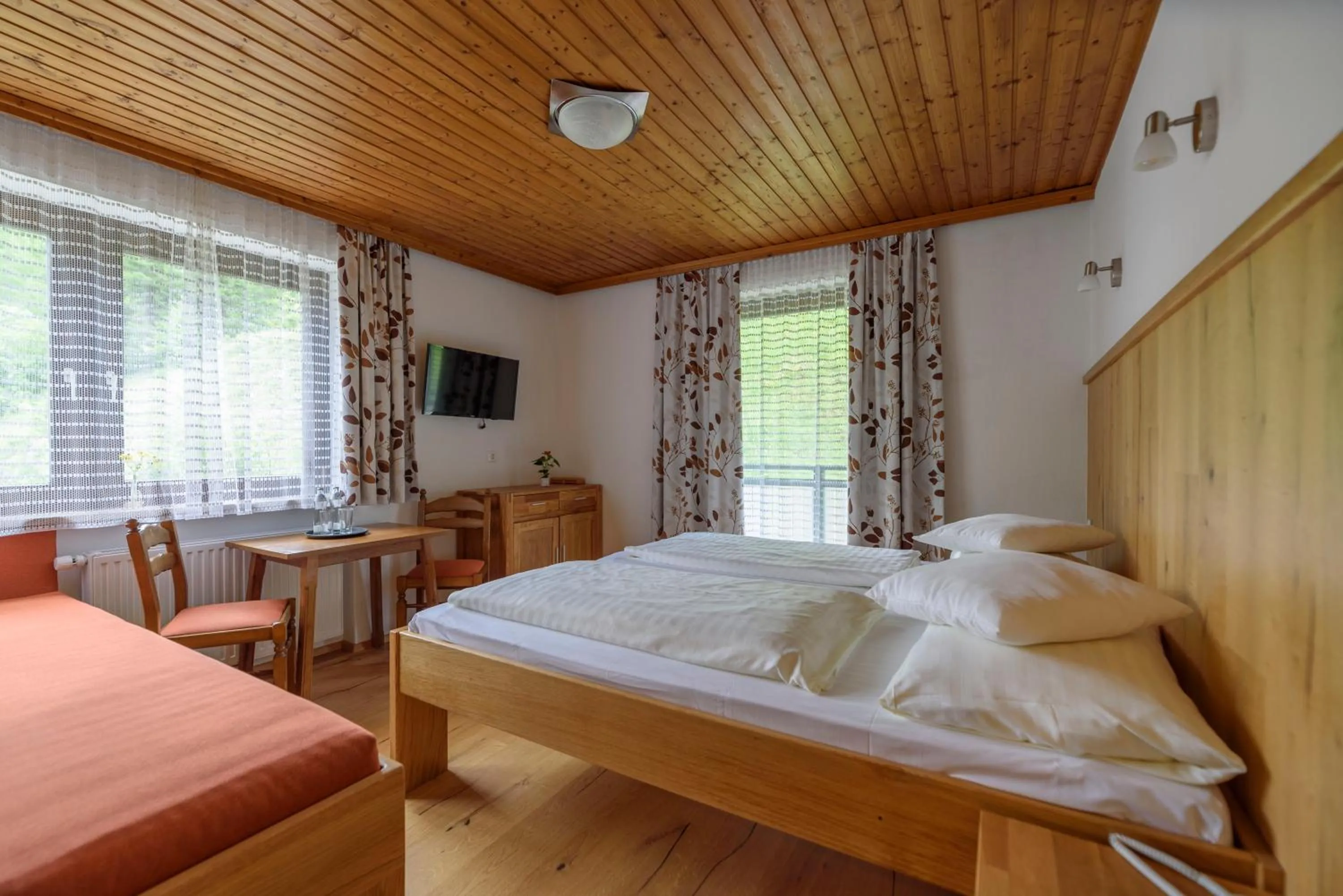 Breakfast, Bed in Hotel Landhaus Ausswinkl