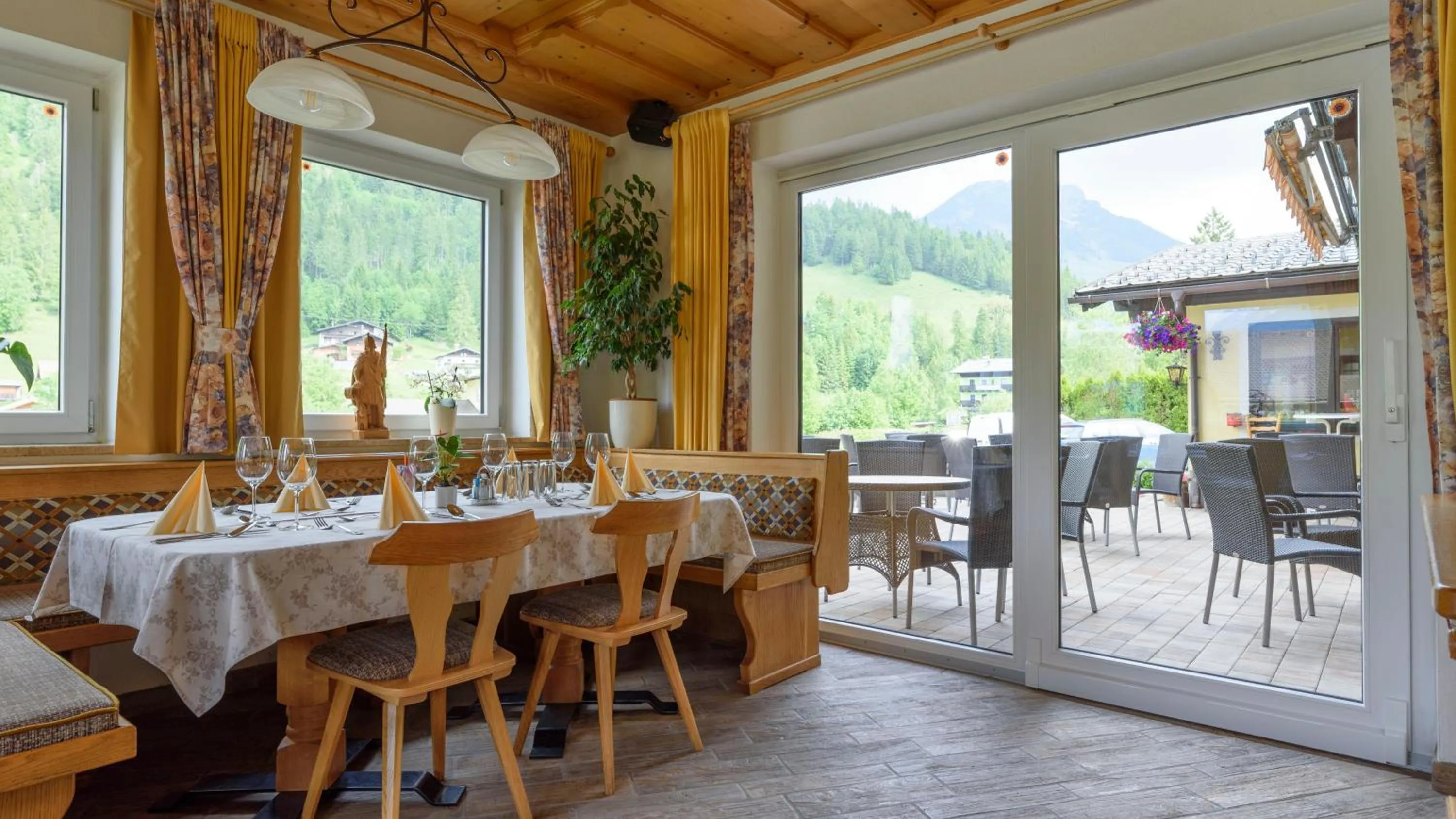 Restaurant/places to eat in Hotel Landhaus Ausswinkl