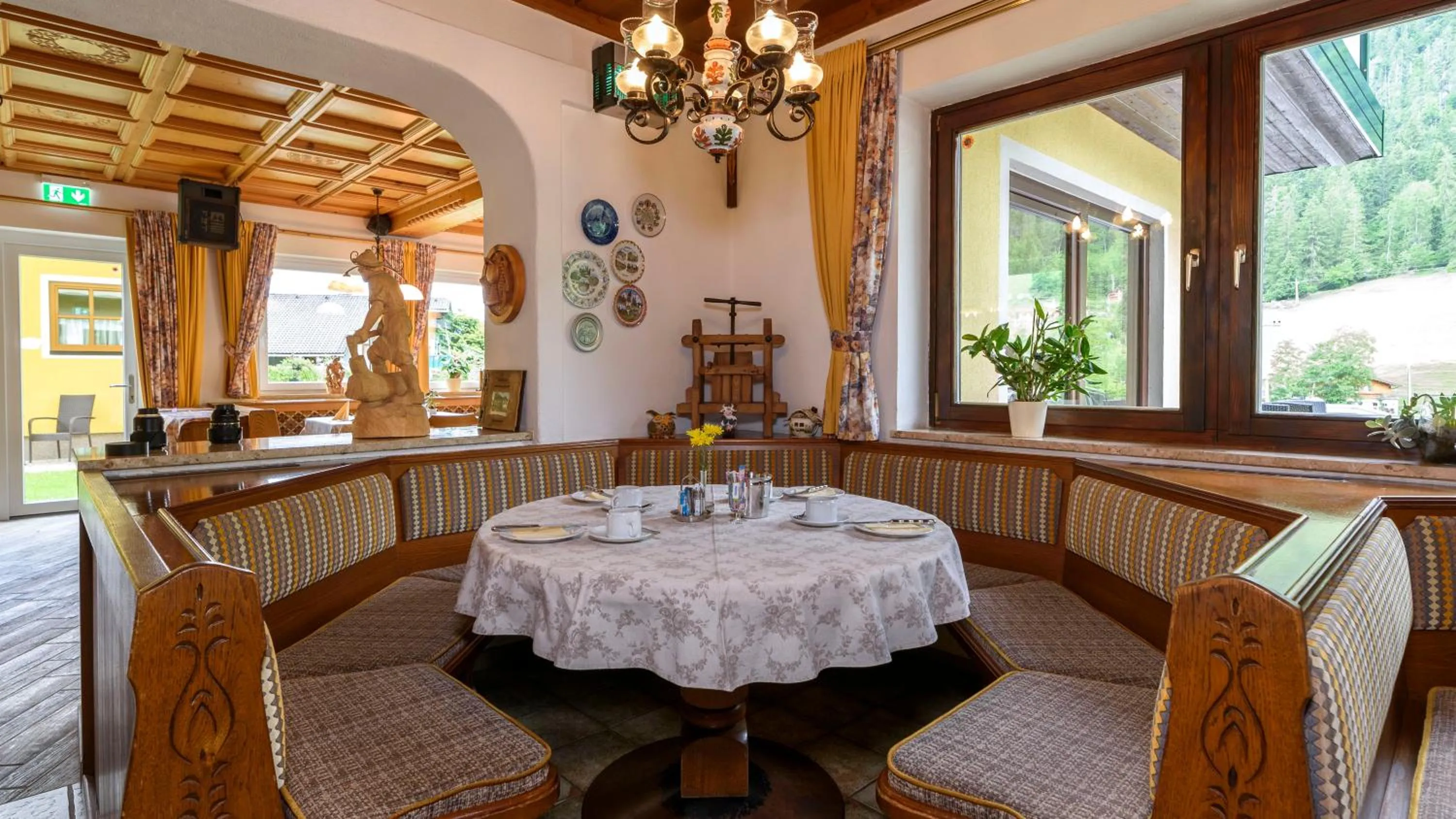 Dining area in Hotel Landhaus Ausswinkl