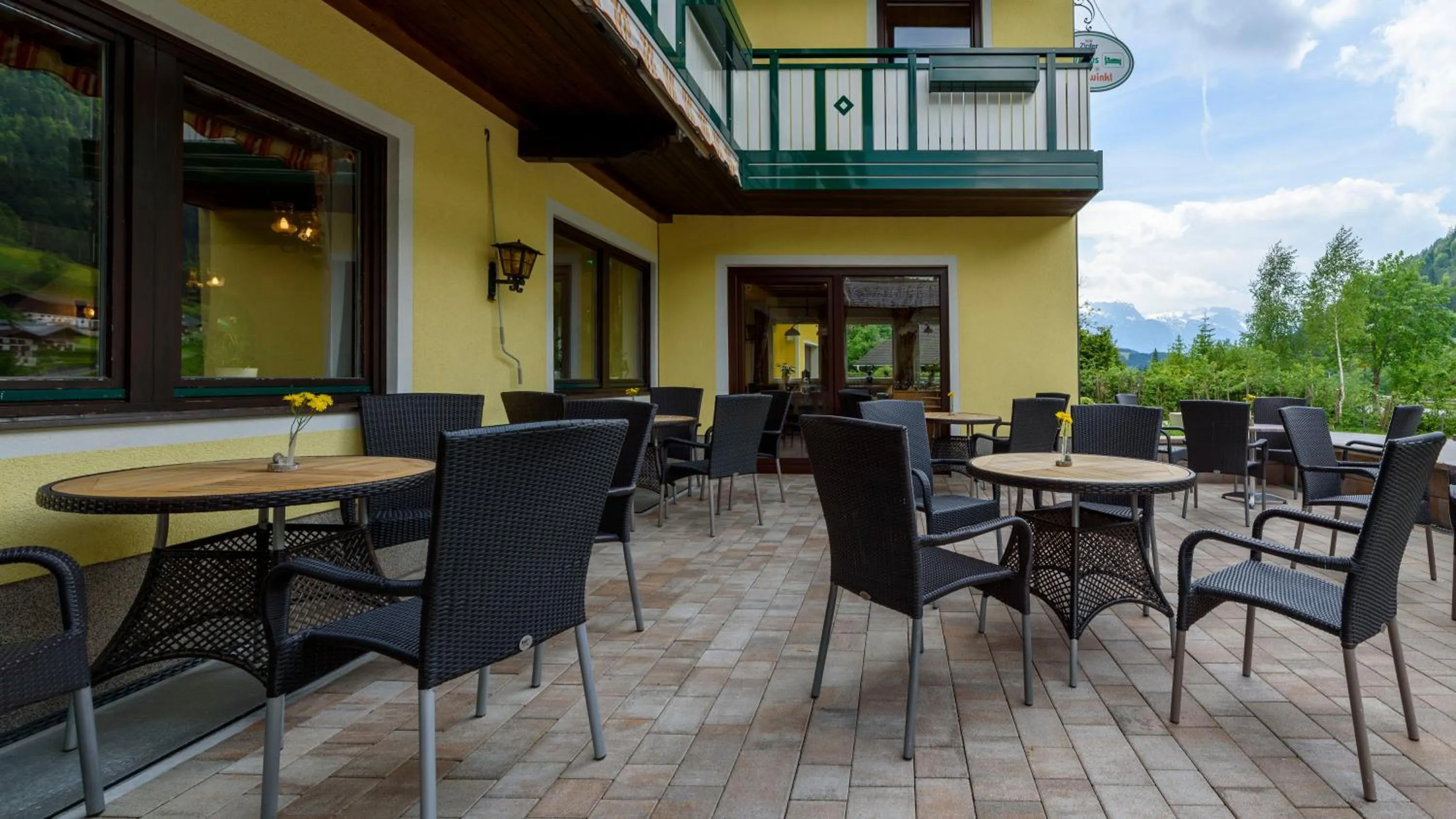 Restaurant/places to eat in Hotel Landhaus Ausswinkl