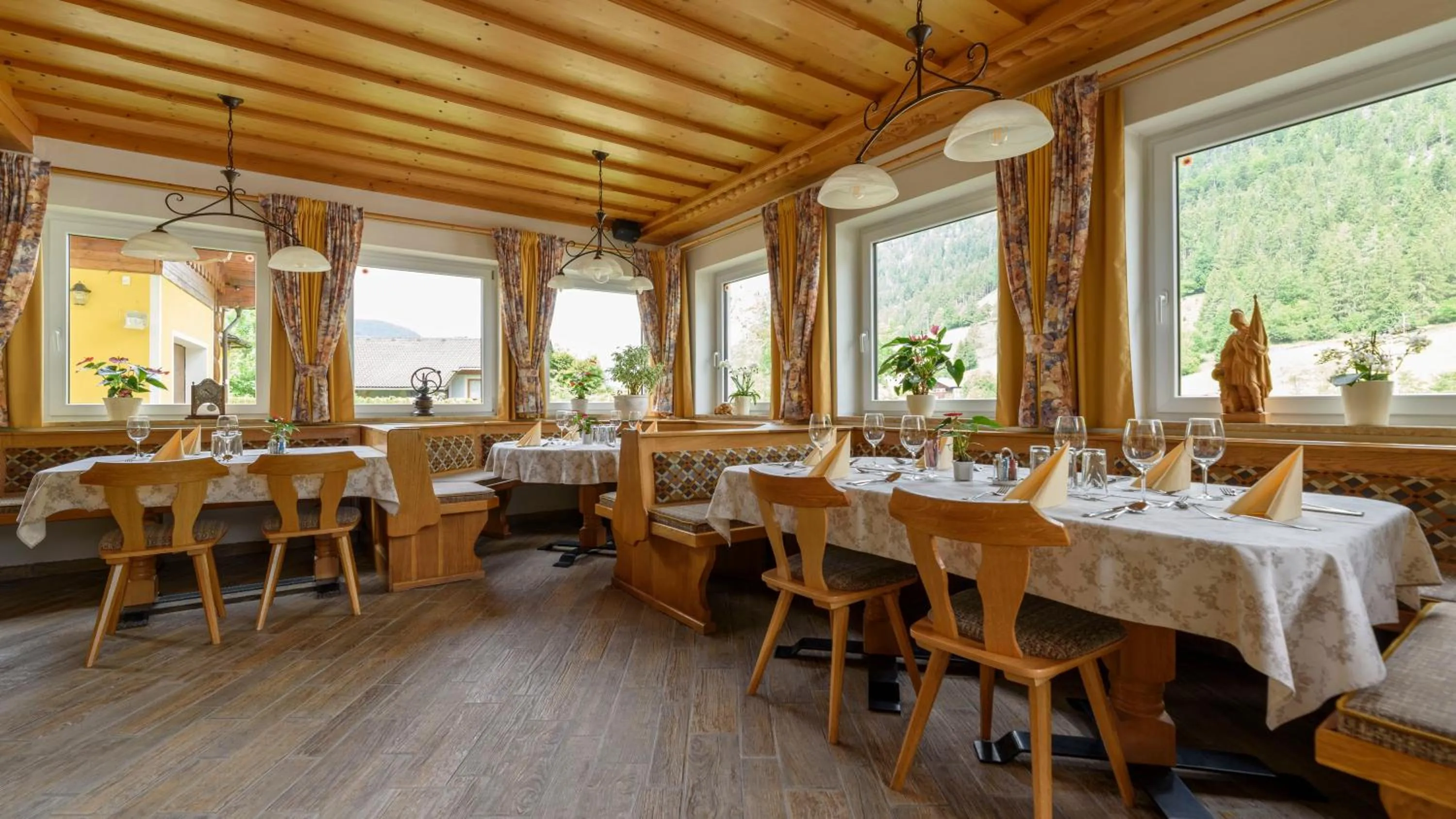 Restaurant/places to eat in Hotel Landhaus Ausswinkl