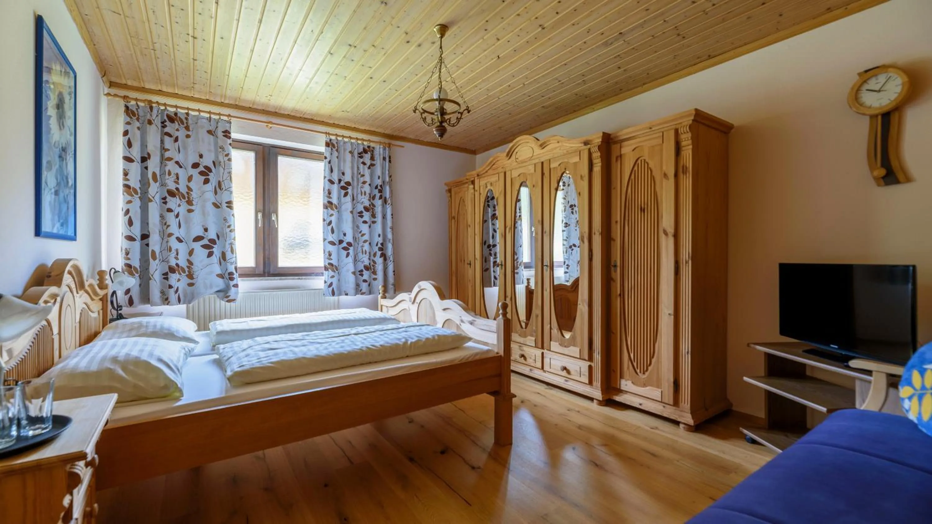 Communal lounge/ TV room, Bed in Hotel Landhaus Ausswinkl