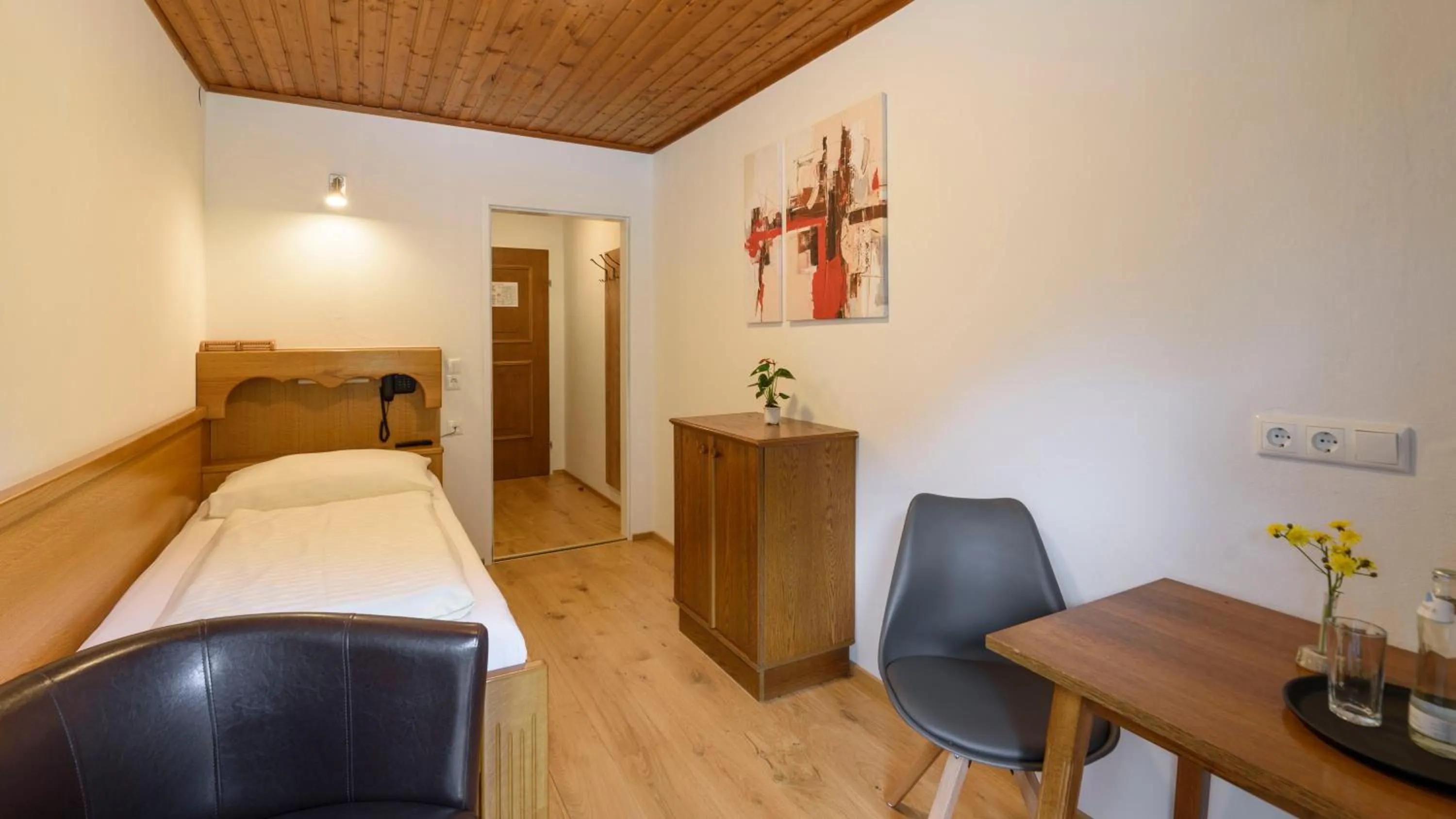 Photo of the whole room, Bed in Hotel Landhaus Ausswinkl