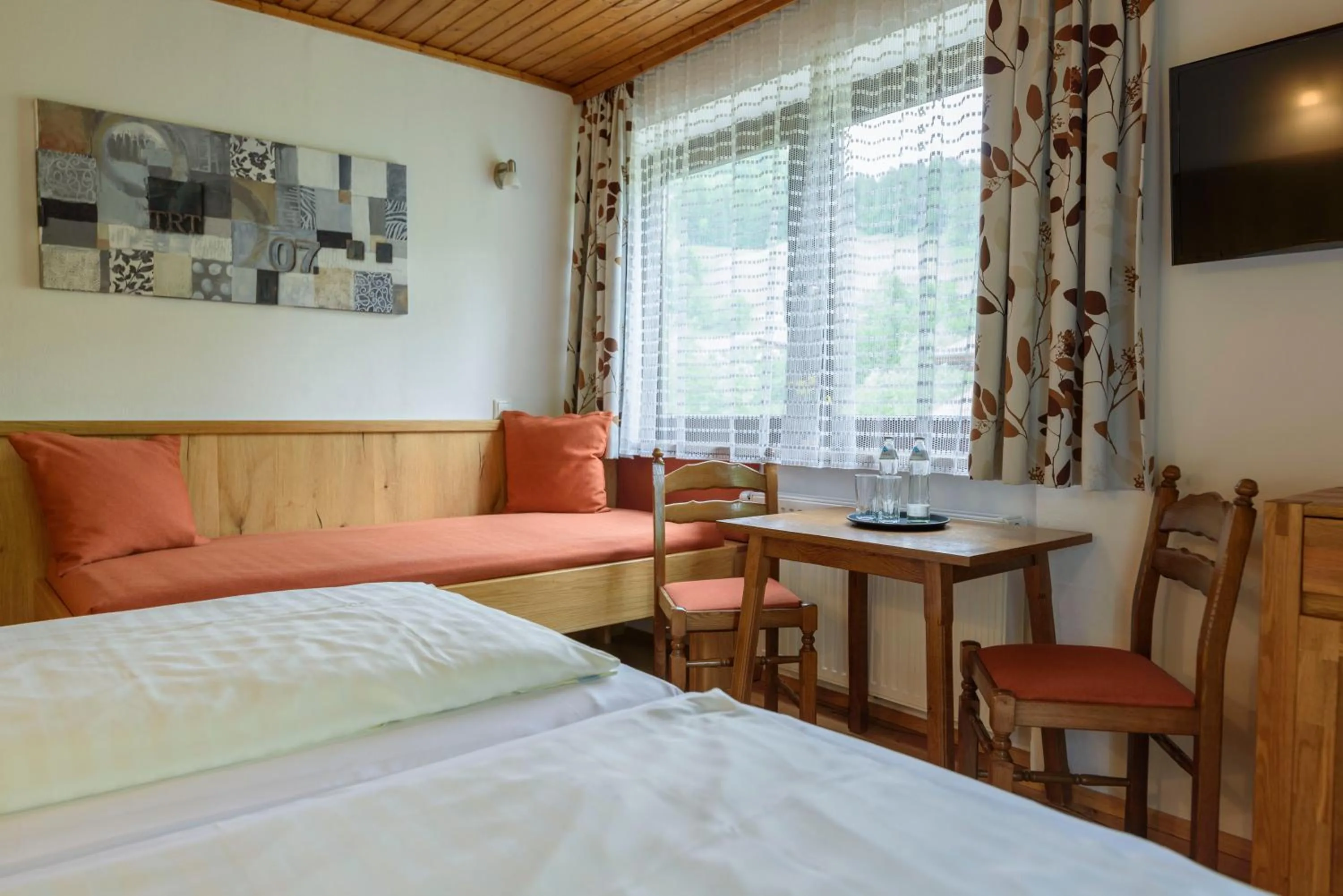 Breakfast, Bed in Hotel Landhaus Ausswinkl