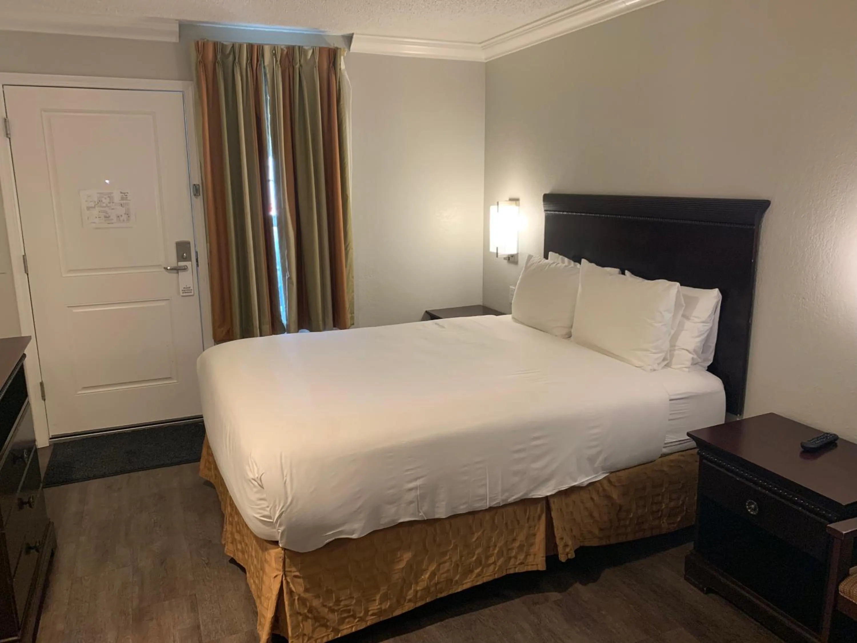 Bed in Stargazer Inn and Suites