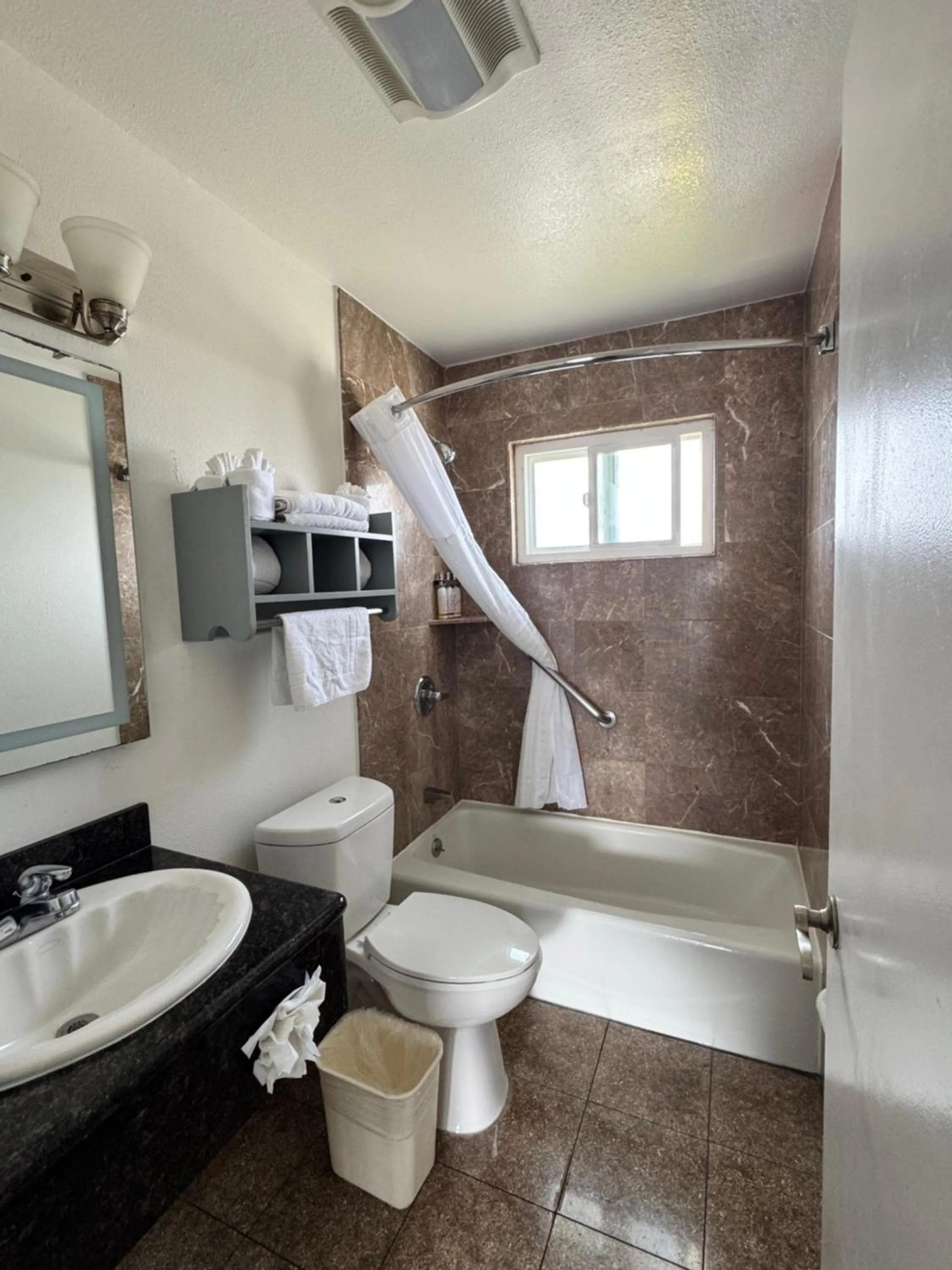 Bath in Stargazer Inn and Suites