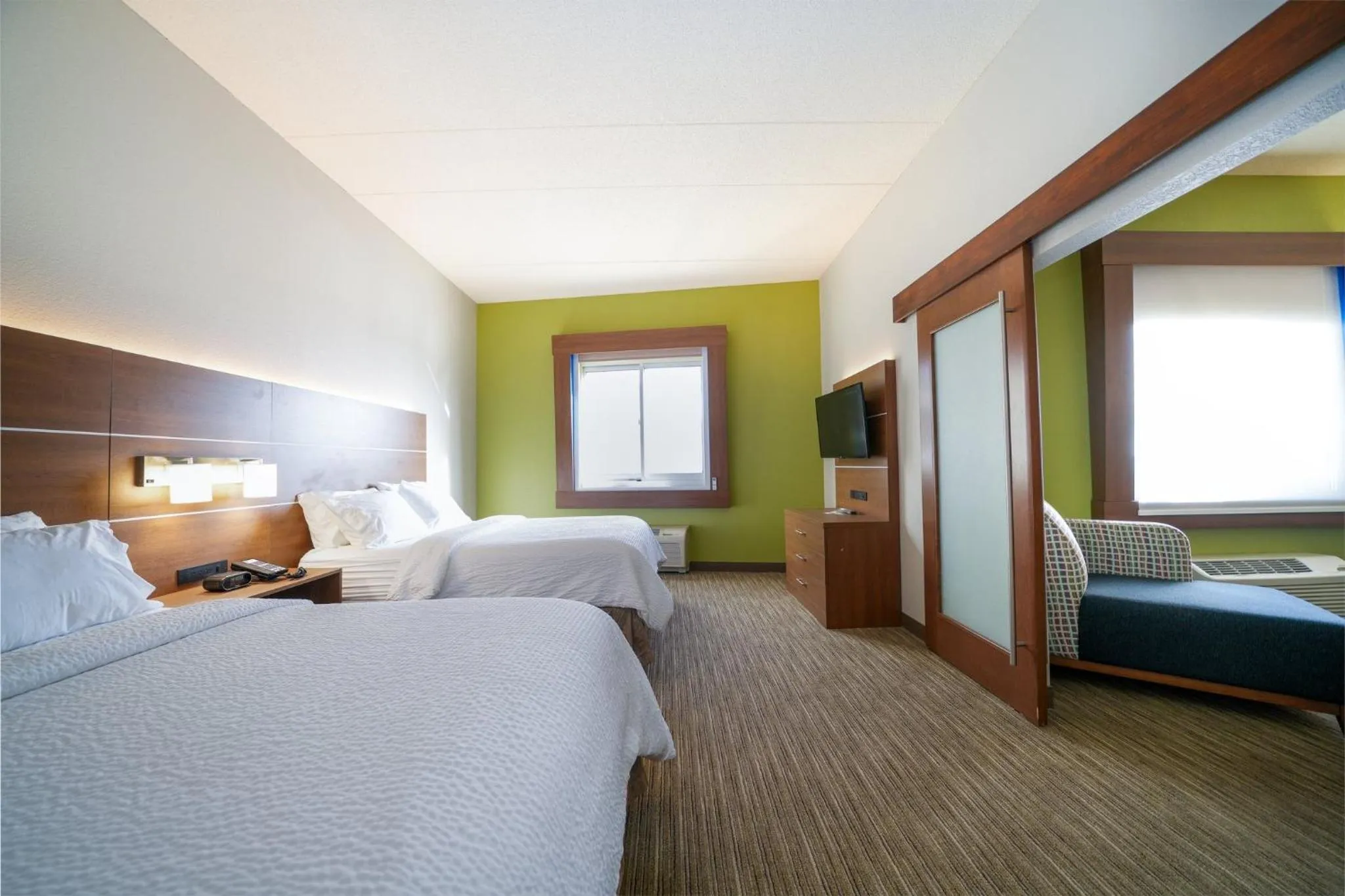 Photo of the whole room, Bed in Holiday Inn Express Hotel & Suites Mankato East by IHG