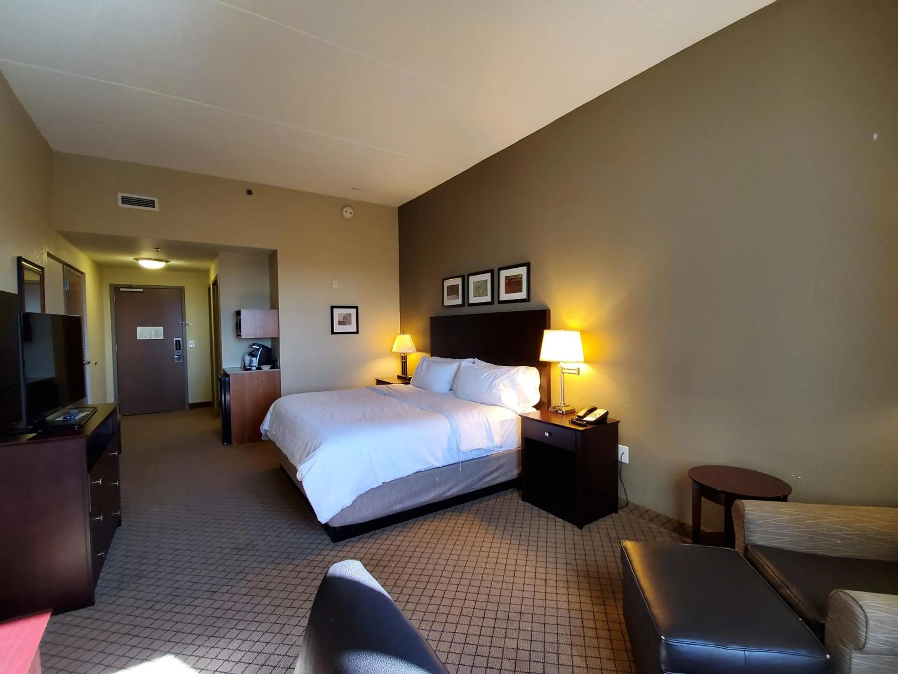 Bed in Holiday Inn Express Hotel & Suites Mankato East by IHG