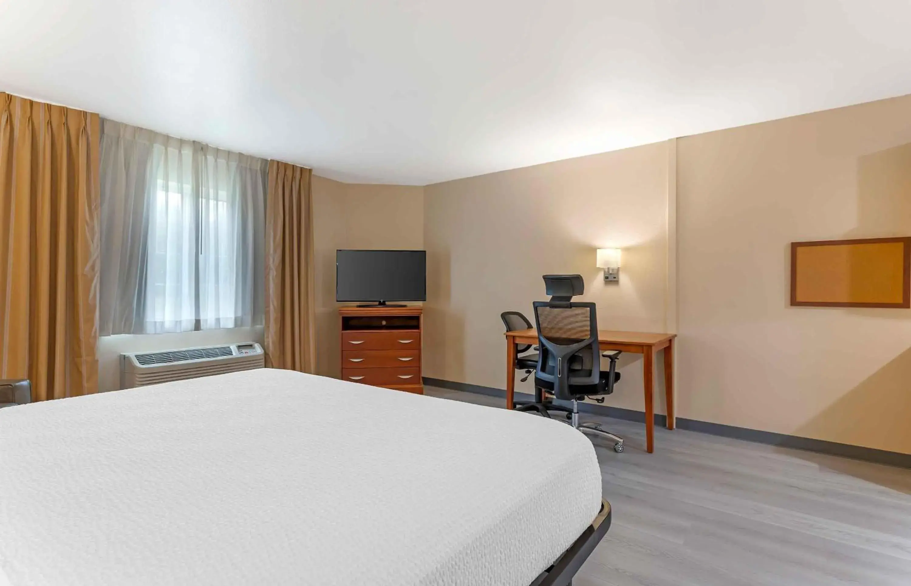 Bedroom, Bed in Extended Stay America Suites - McAlester - Hwy 69 Bedroom, Bed in Extended Stay America Suites - McAlester - Hwy 69