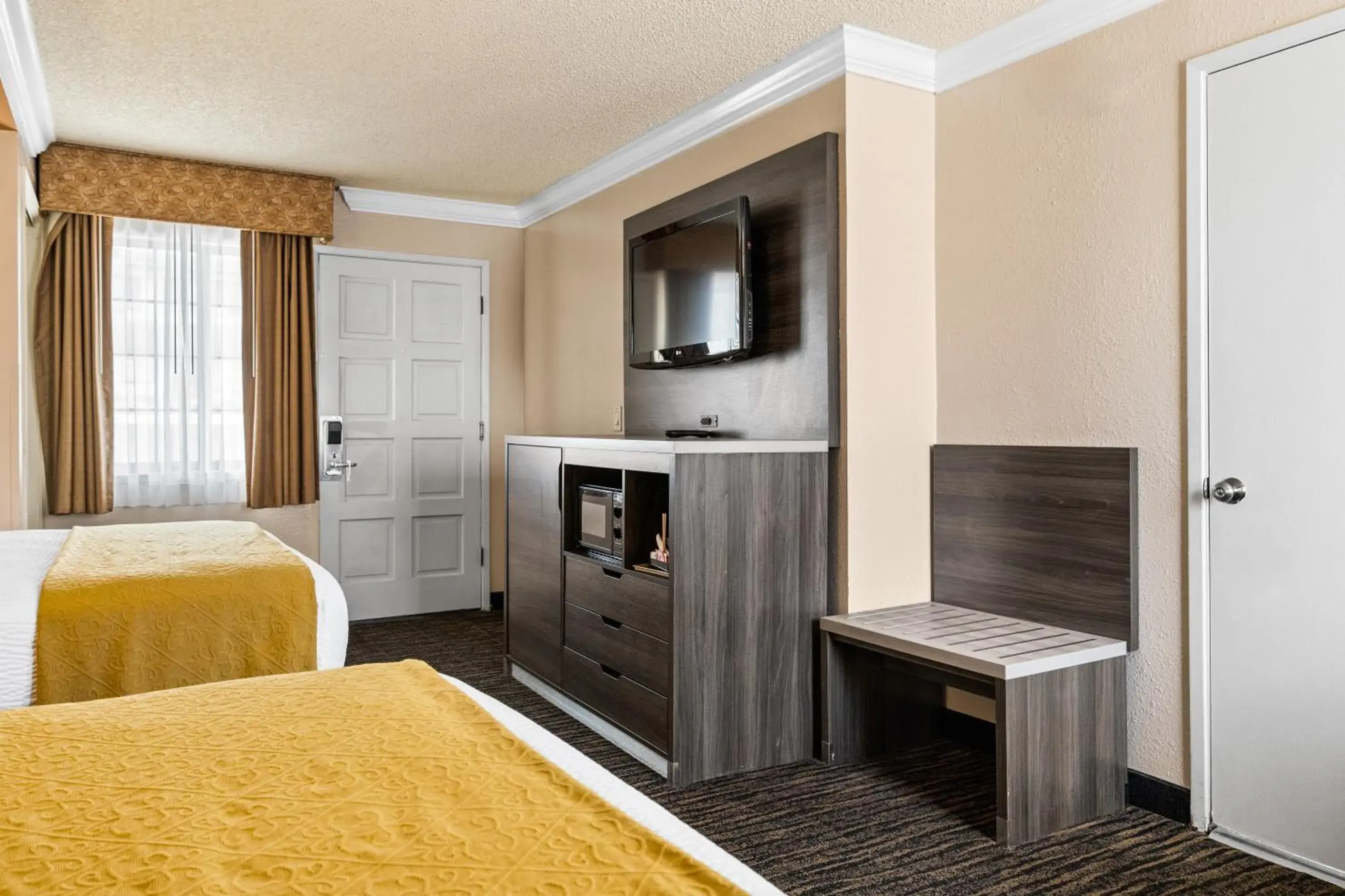 Bed in Arbor Inn Monterey Bed in Arbor Inn Monterey