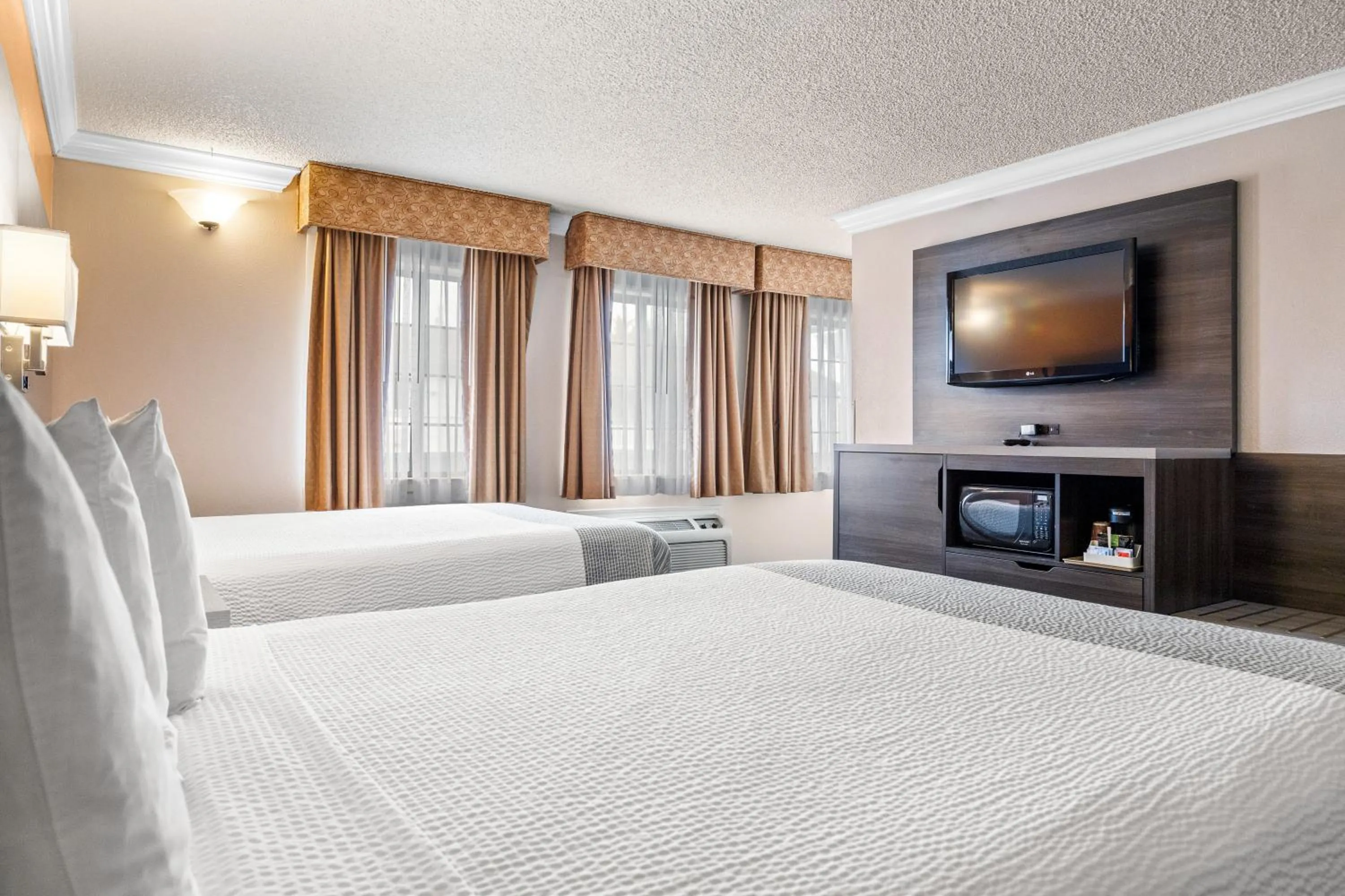 Bed in Arbor Inn Monterey