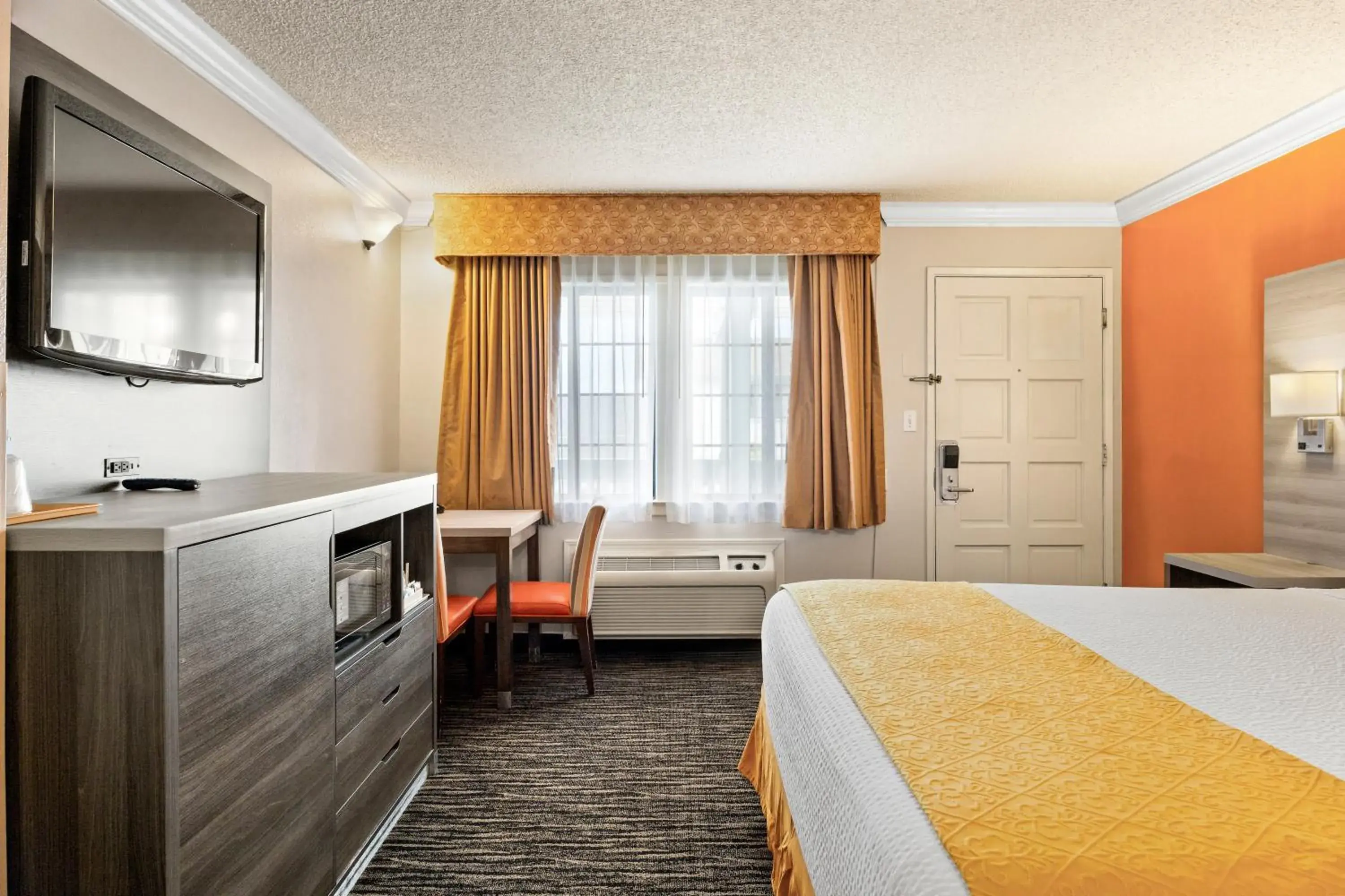 Bed in Arbor Inn Monterey Bed in Arbor Inn Monterey