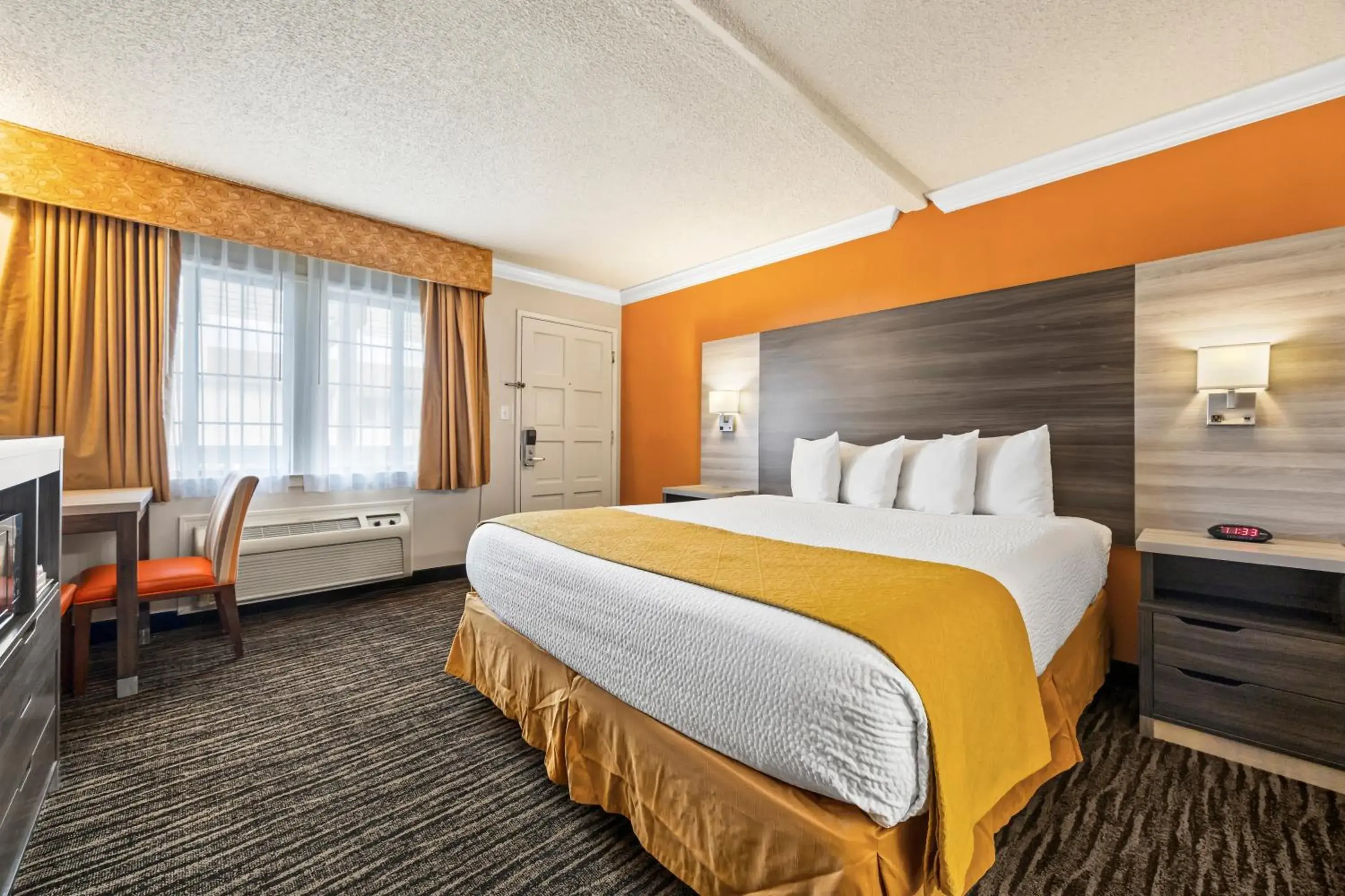 Bed in Arbor Inn Monterey Bed in Arbor Inn Monterey