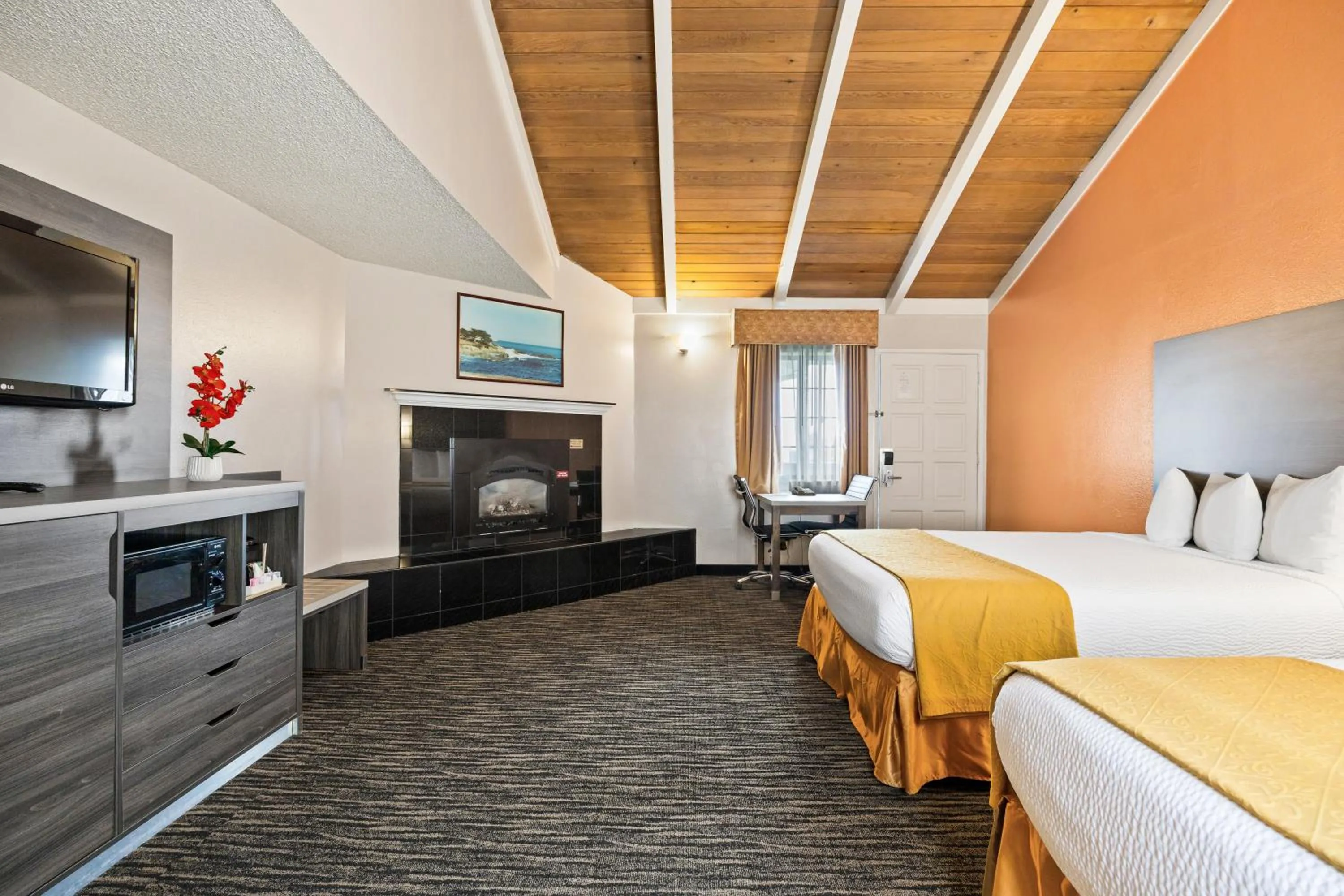 Bed in Arbor Inn Monterey