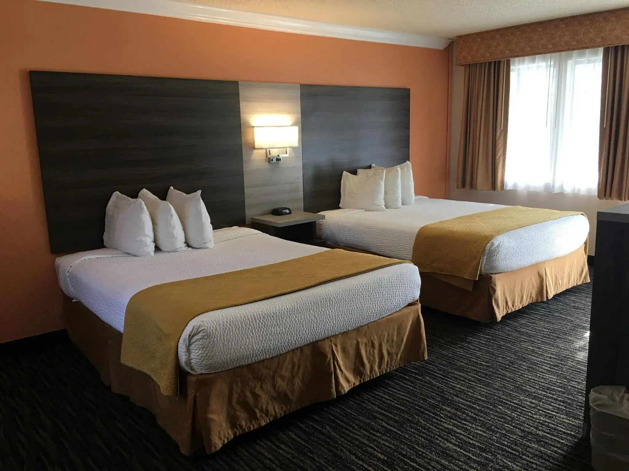 Bed in Arbor Inn Monterey Bed in Arbor Inn Monterey