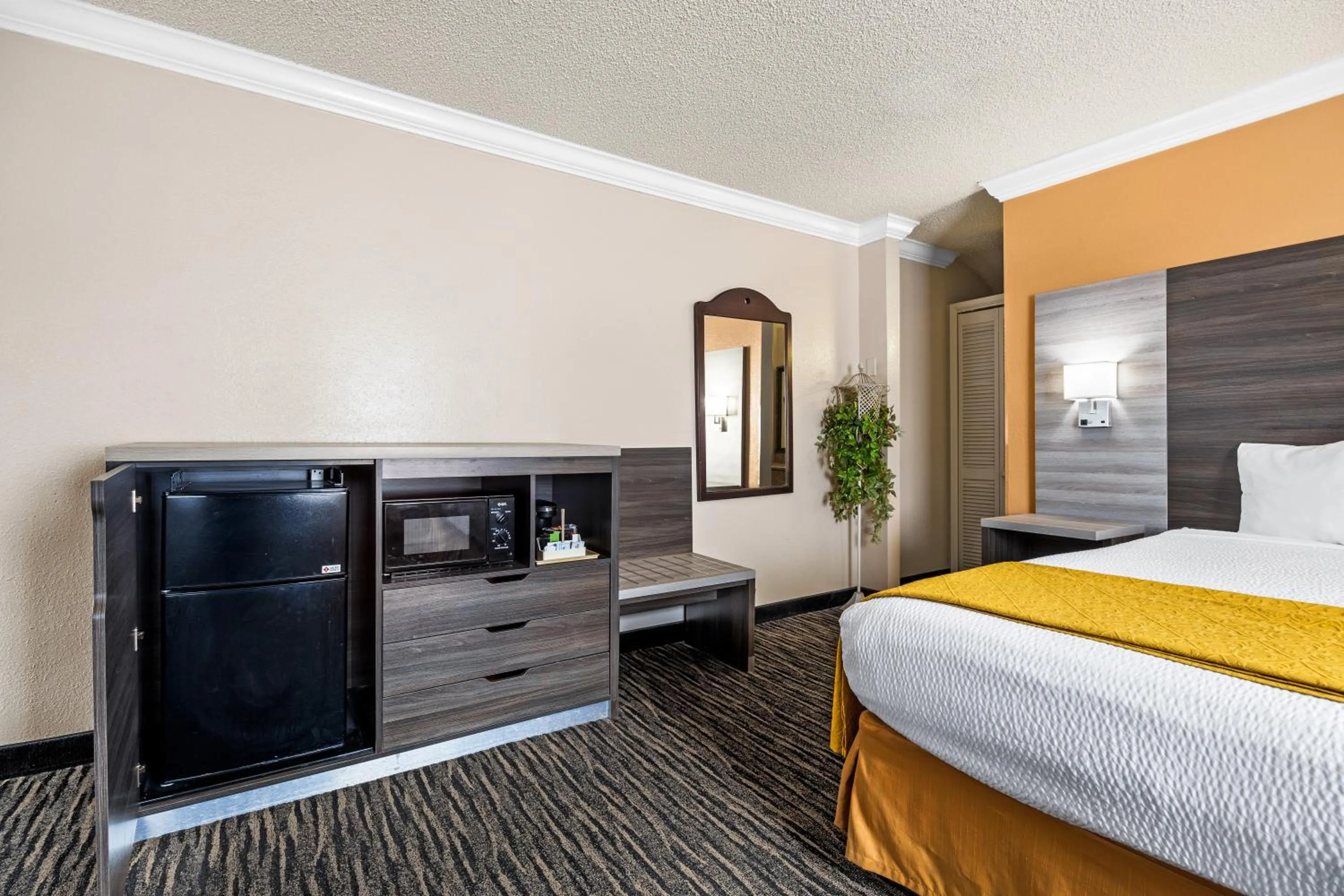 Bed in Arbor Inn Monterey