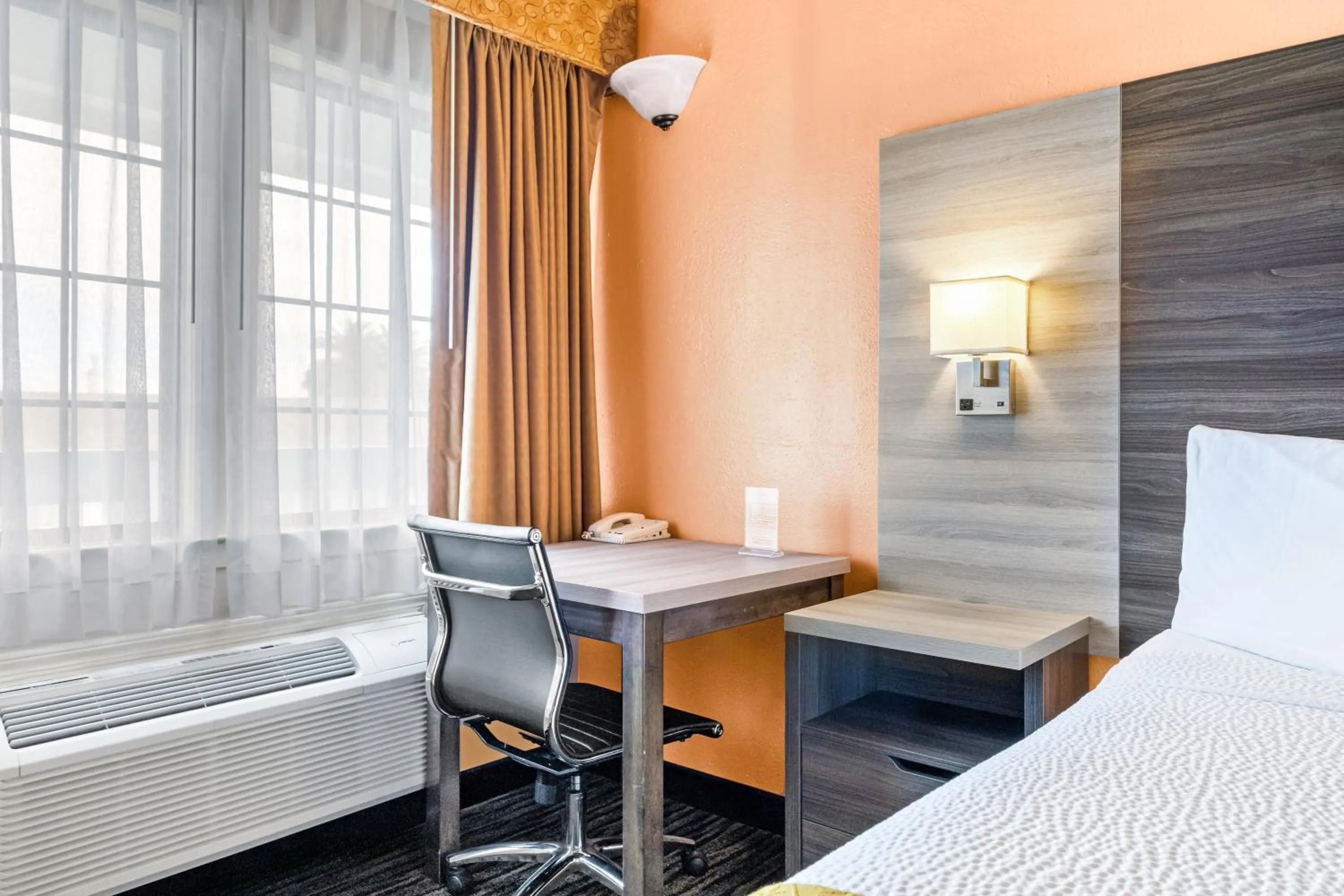 Bed in Arbor Inn Monterey