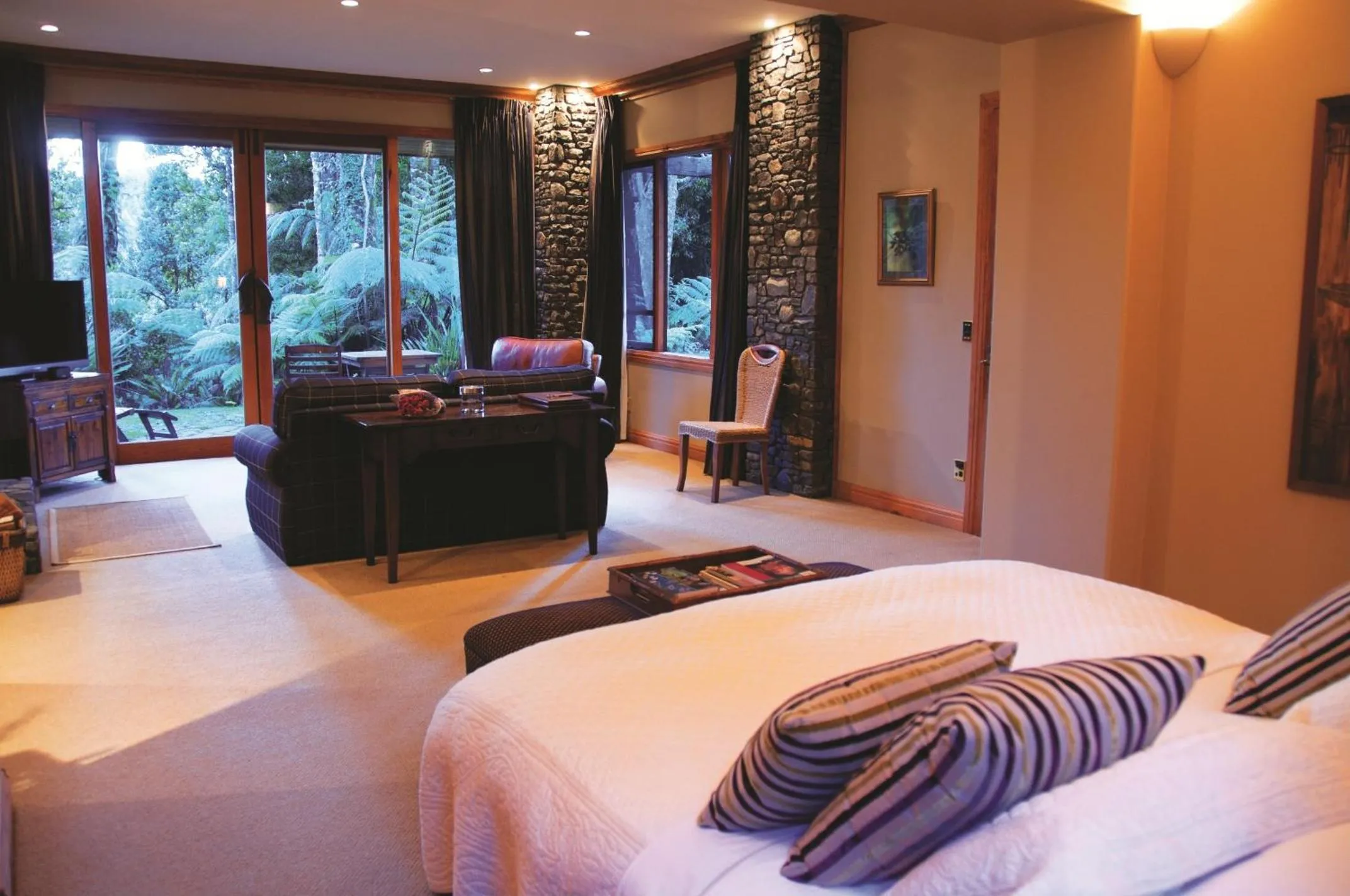 Bed in Treetops Lodge & Estate