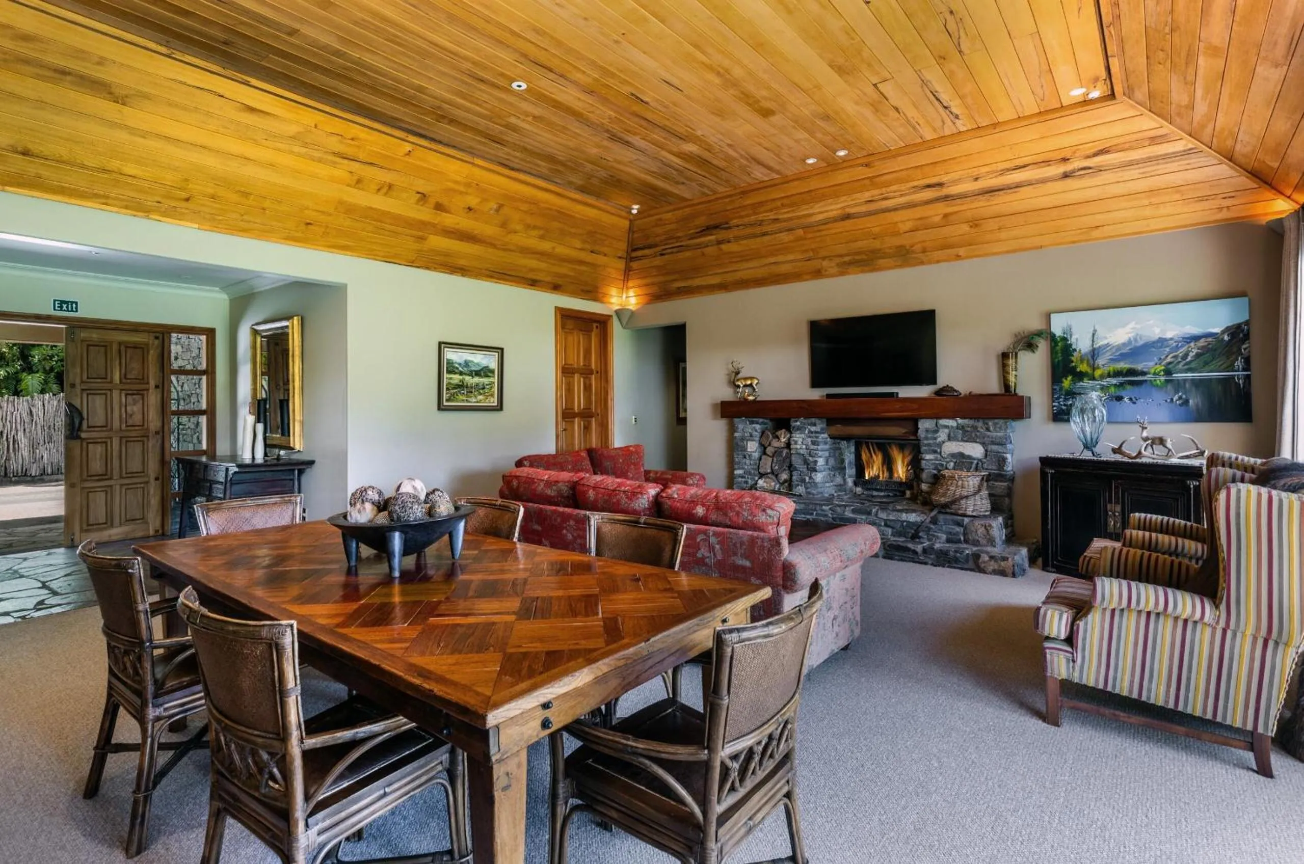 Communal lounge/ TV room in Treetops Lodge & Estate