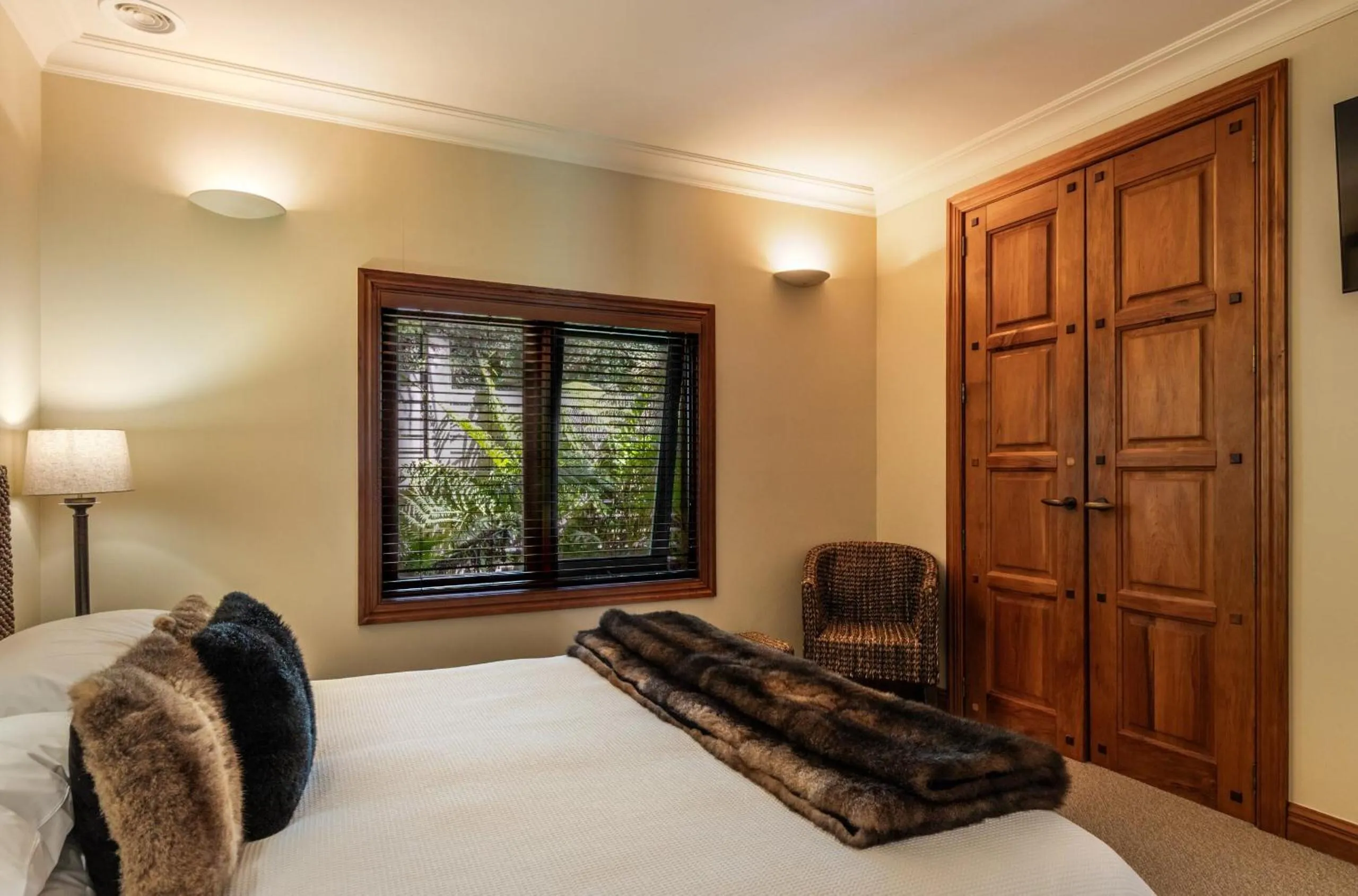 Bedroom, Bed in Treetops Lodge & Estate