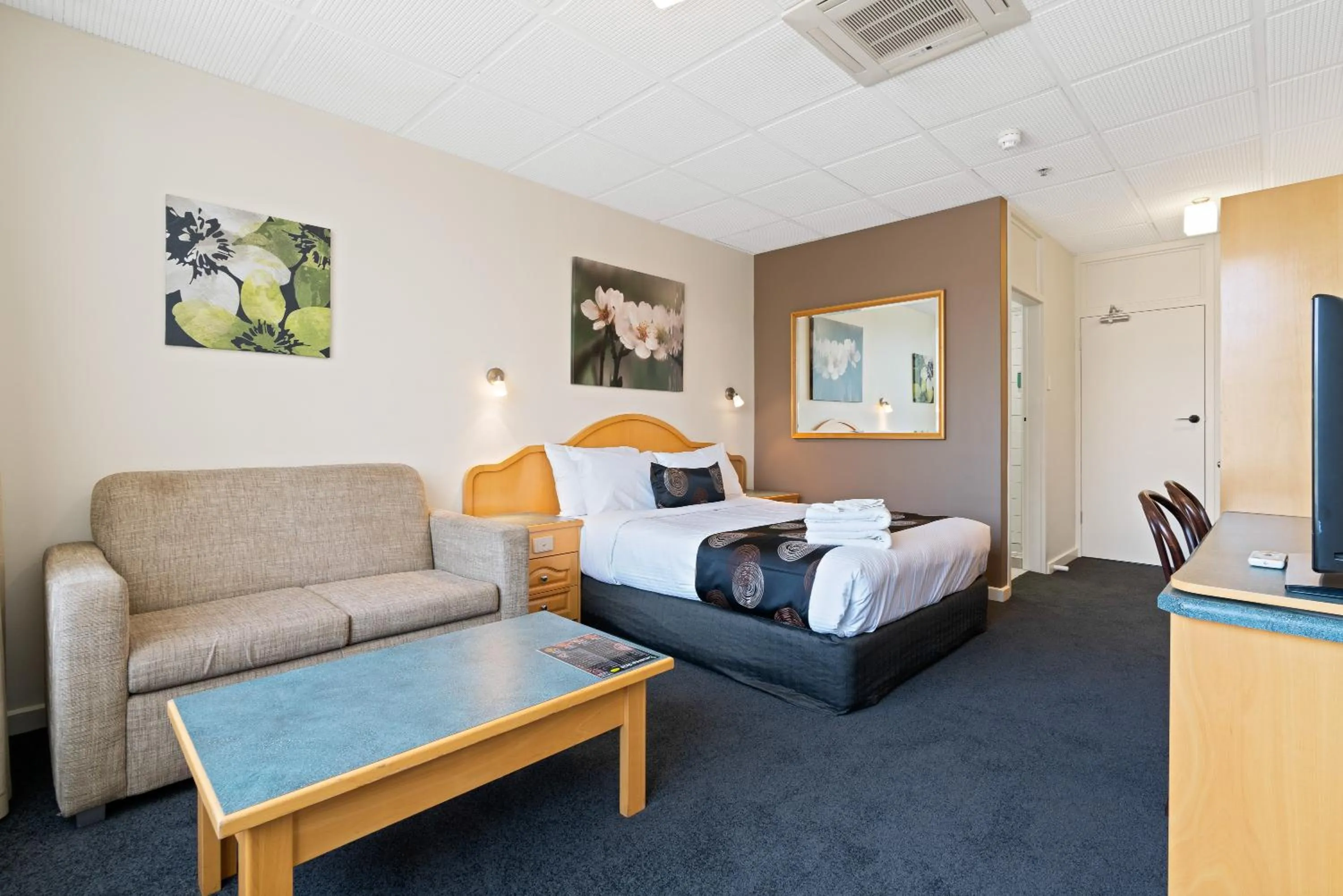 Photo of the whole room, Bed in Adelaide International Motel