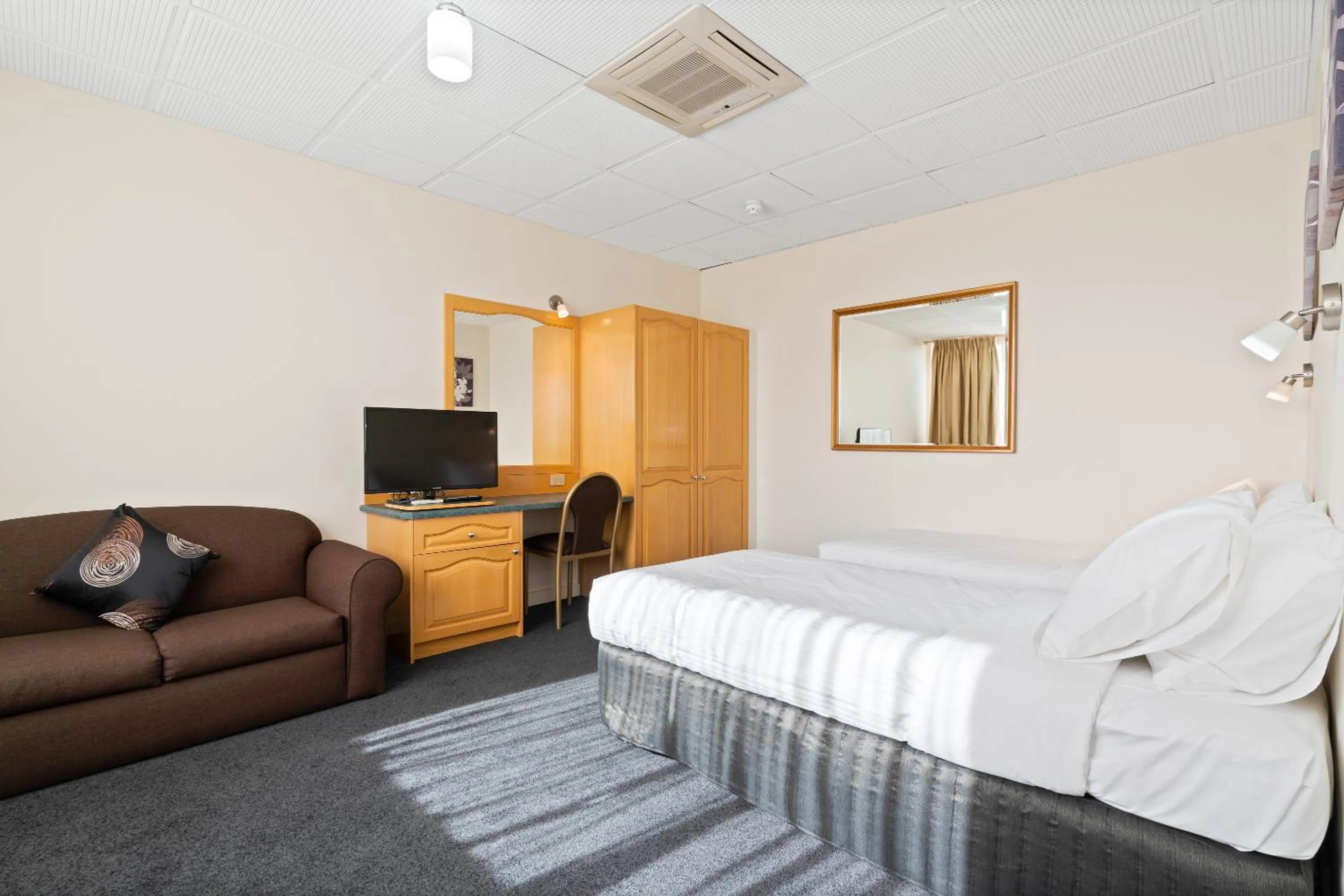 Bedroom, Bed in Adelaide International Motel