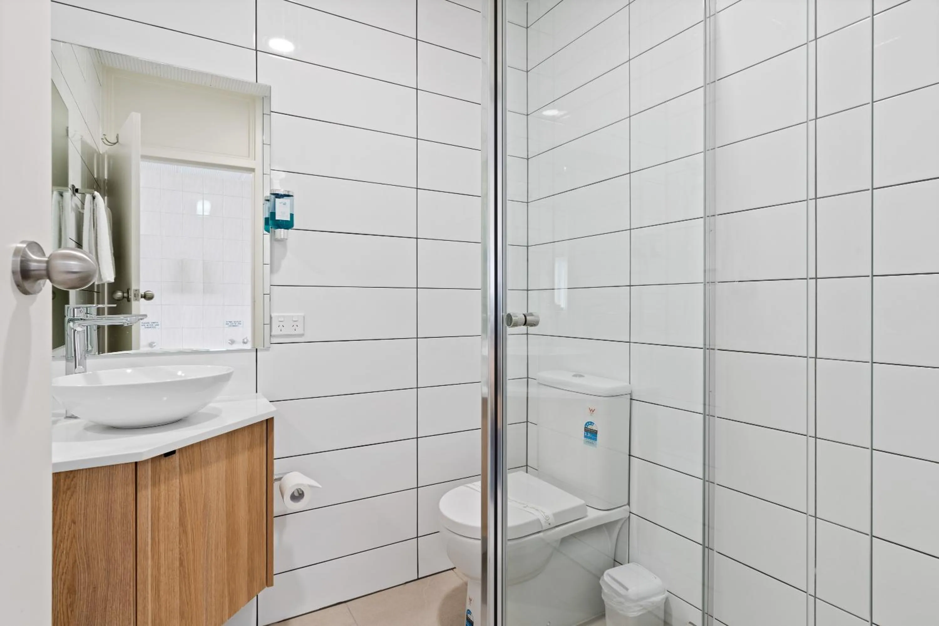 Bathroom in Adelaide International Motel