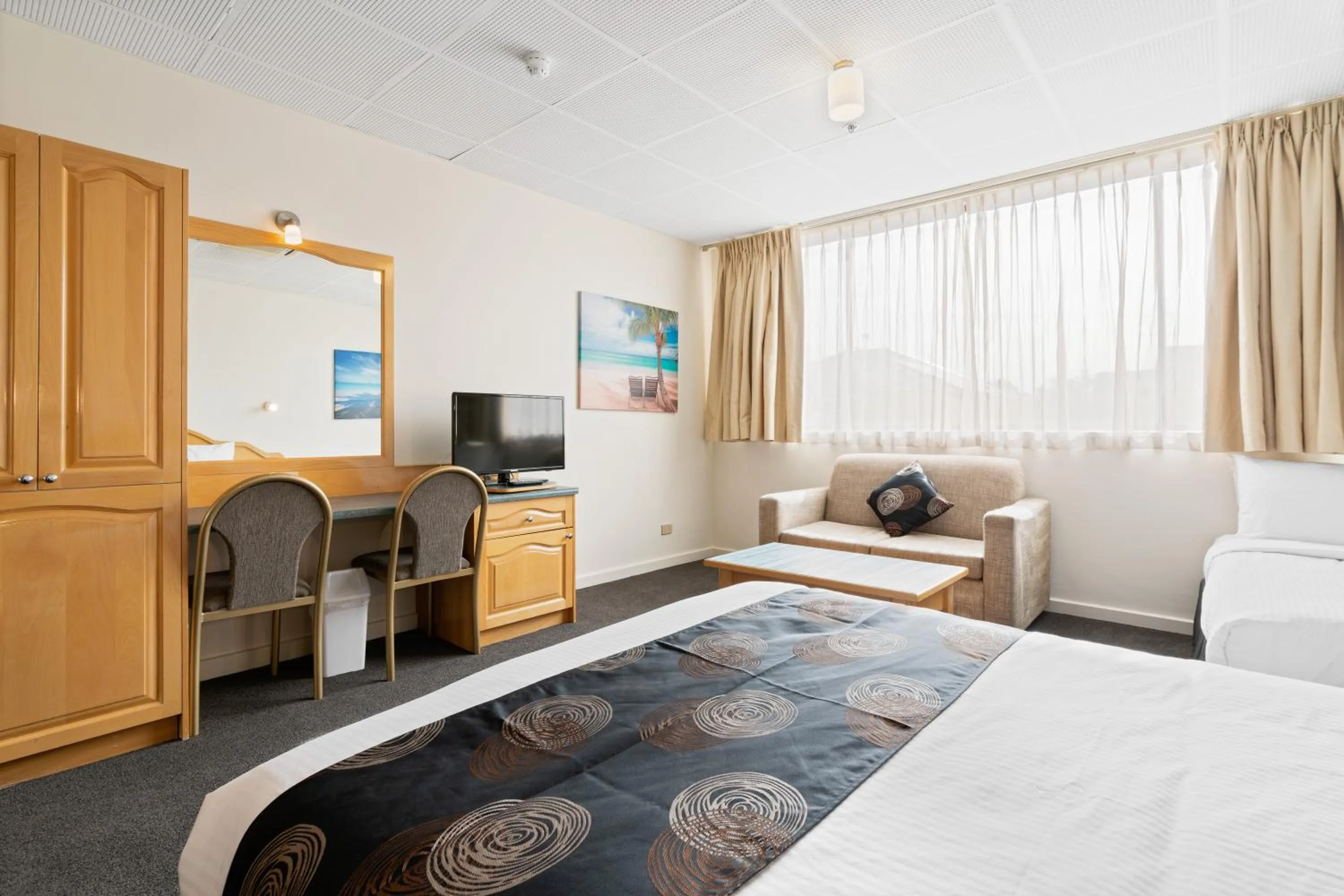 Bed in Adelaide International Motel