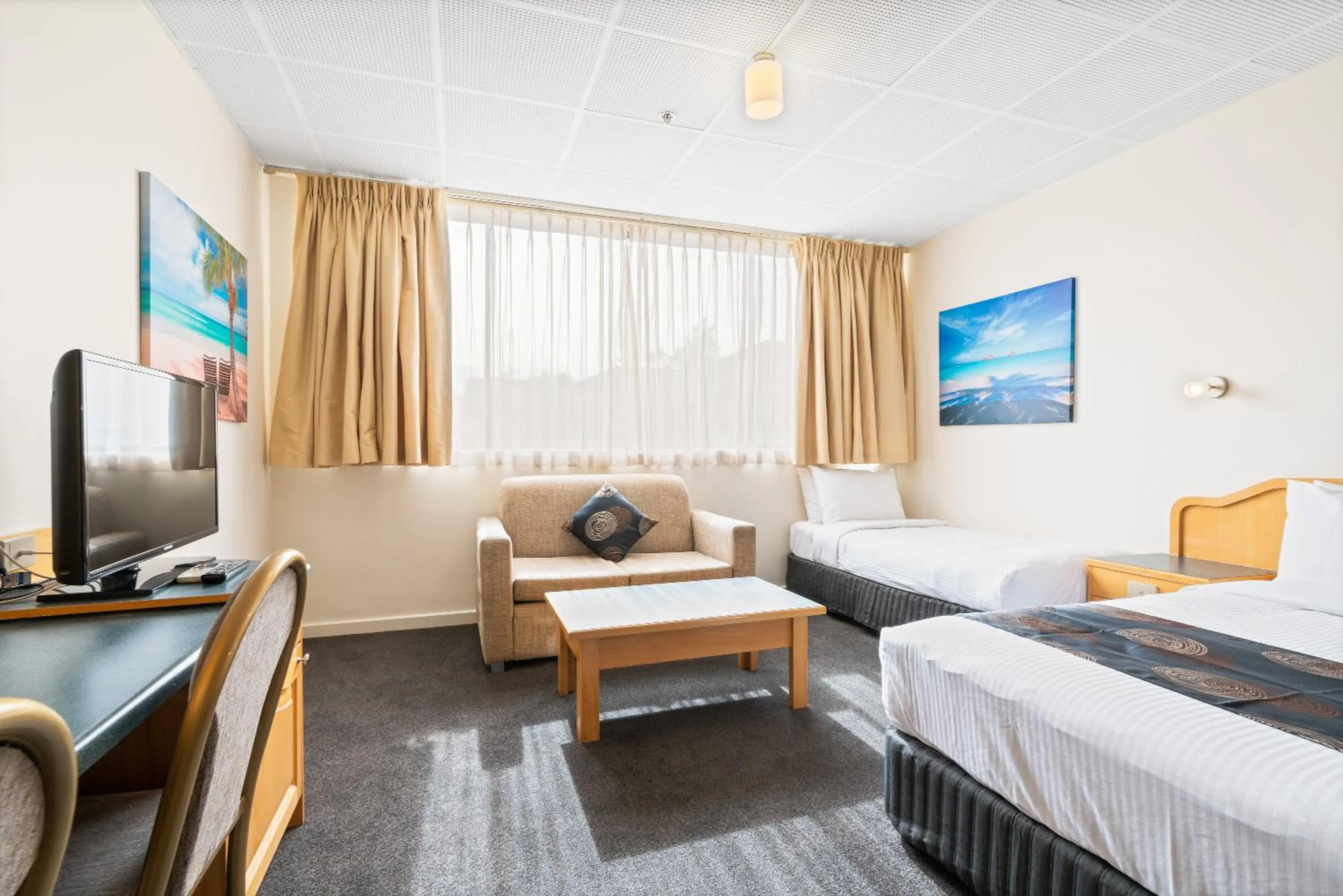 Bed in Adelaide International Motel