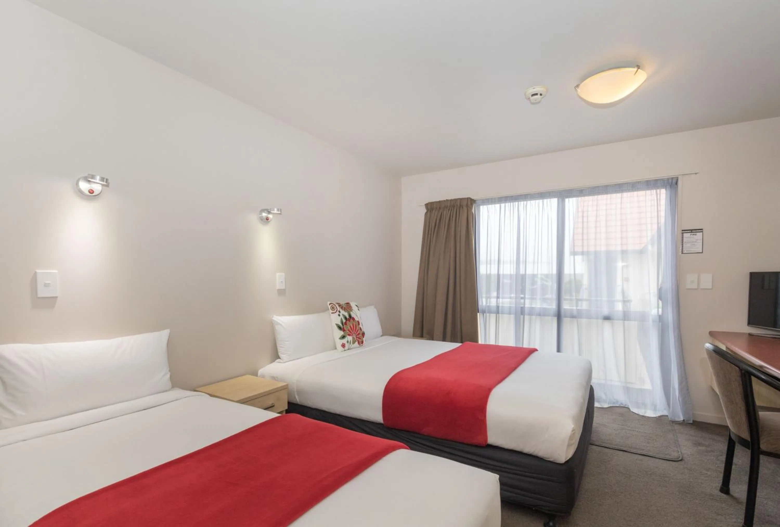 Photo of the whole room, Bed in Bella Vista Motel Oamaru