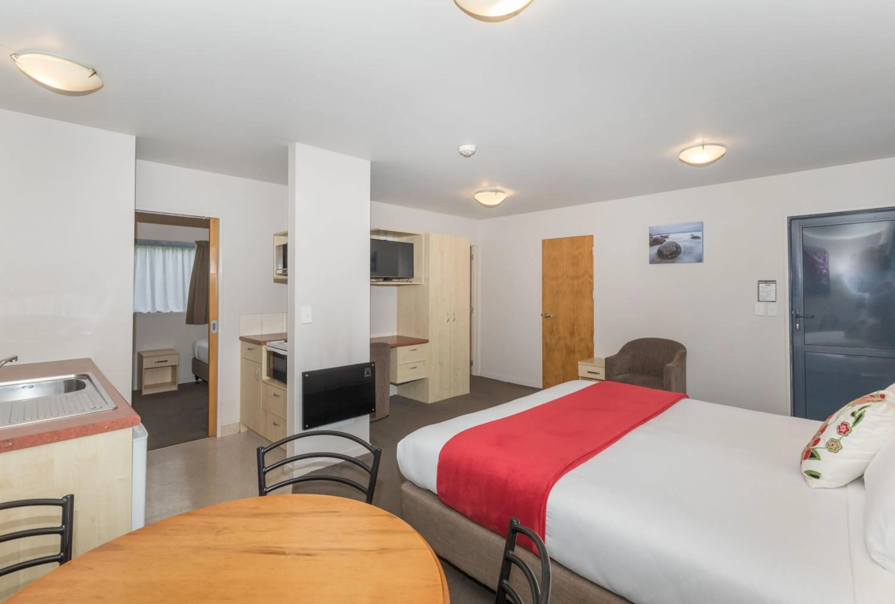 Photo of the whole room, Bed in Bella Vista Motel Oamaru