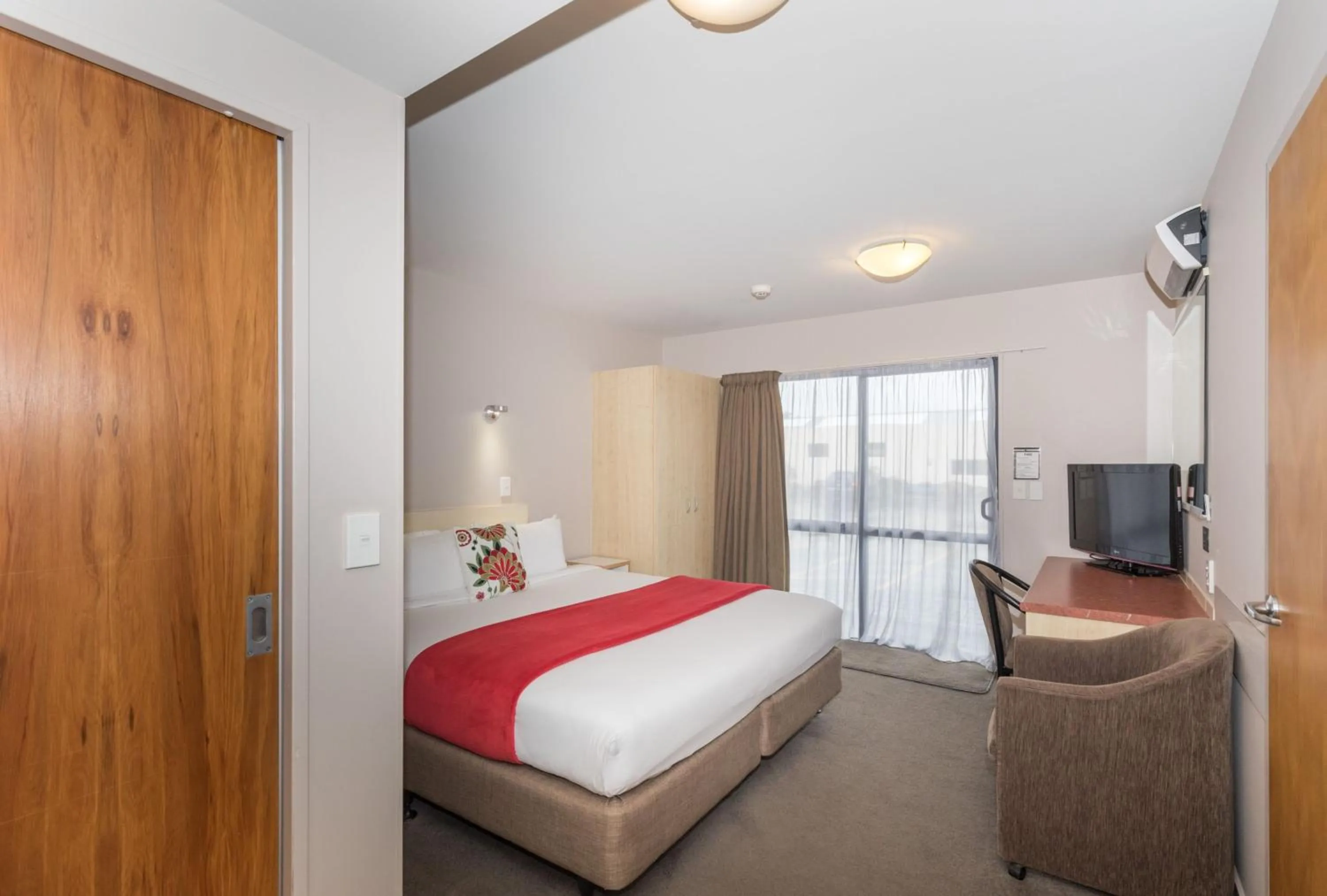 Photo of the whole room, Bed in Bella Vista Motel Oamaru