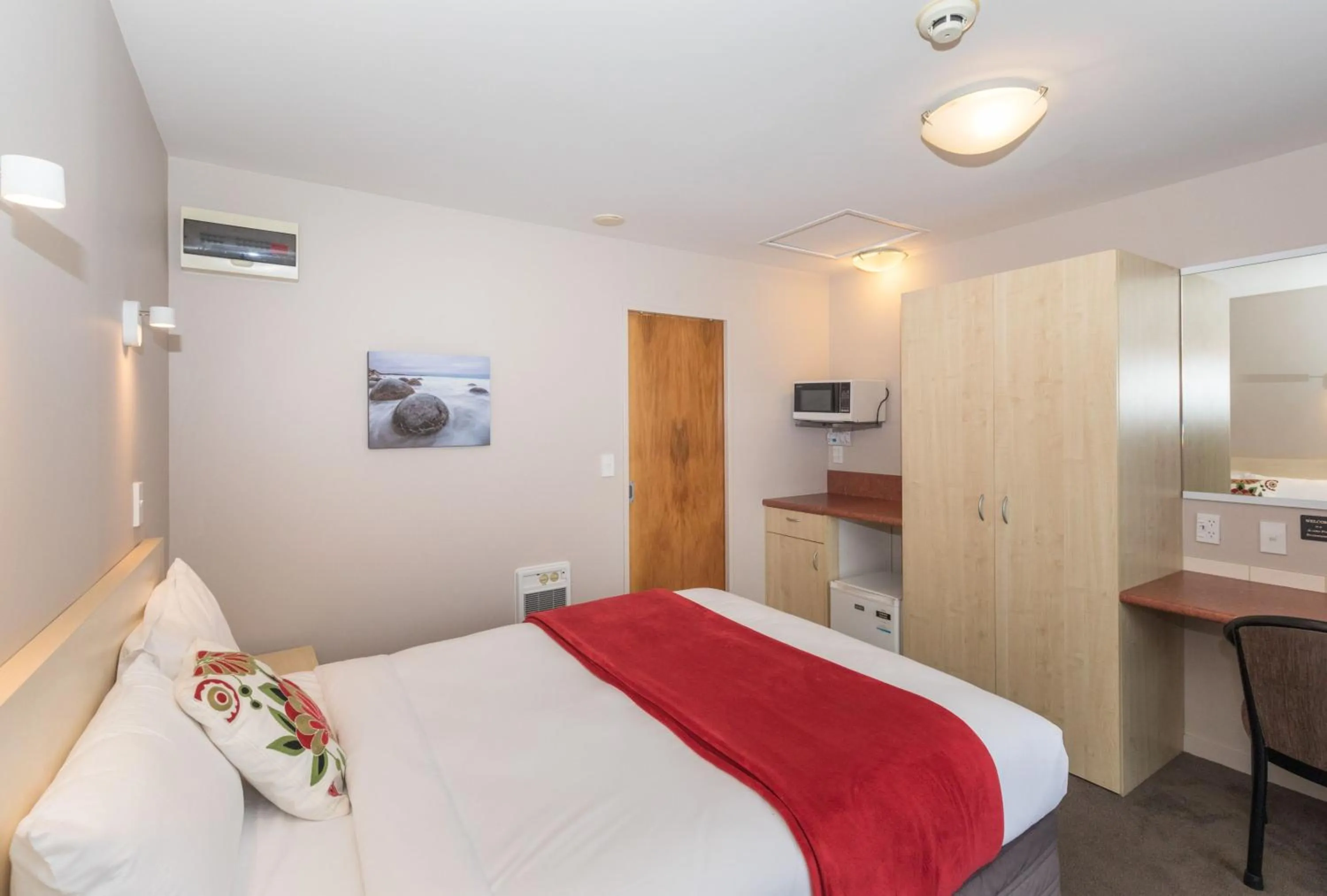 Photo of the whole room, Bed in Bella Vista Motel Oamaru