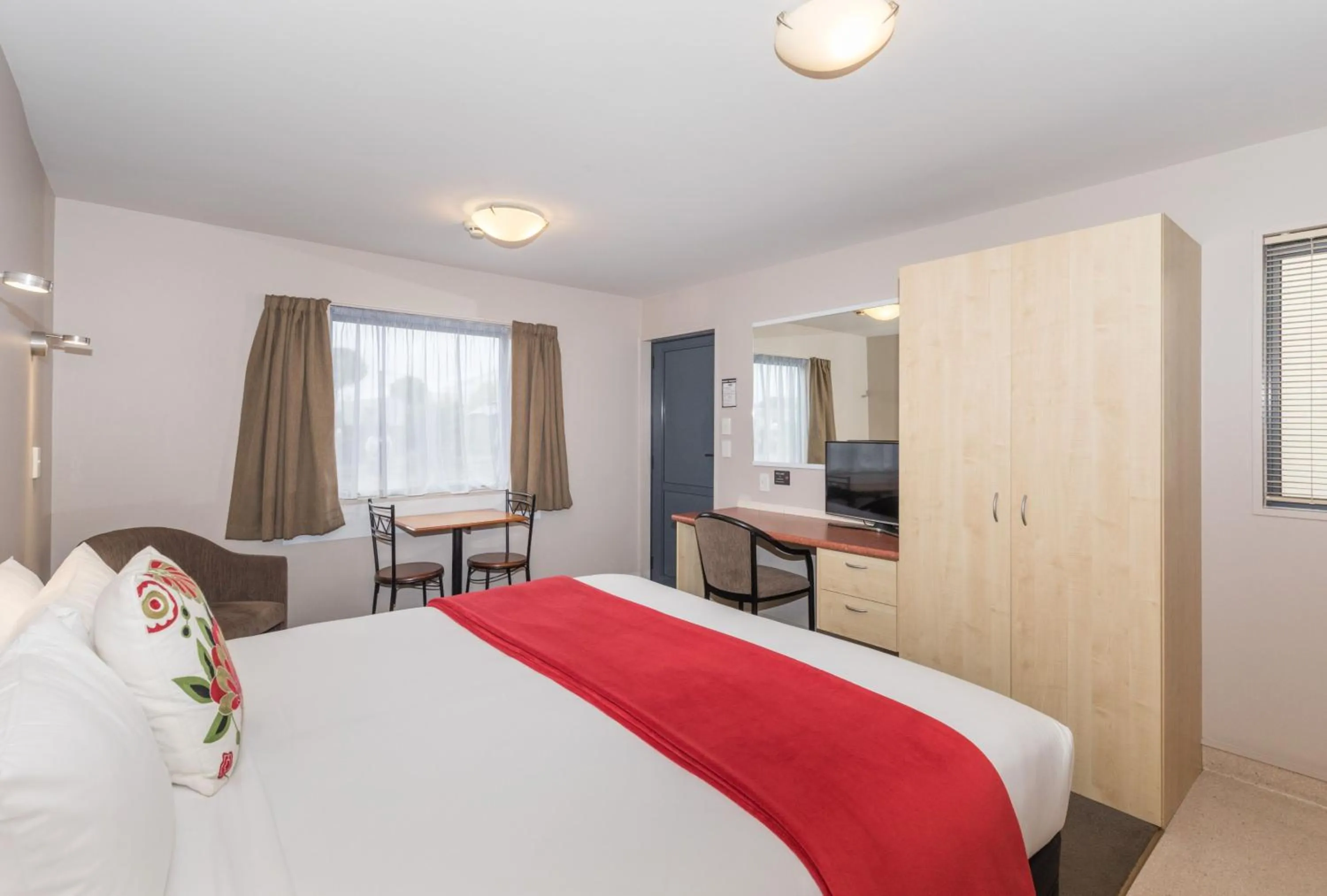 Photo of the whole room, Bed in Bella Vista Motel Oamaru