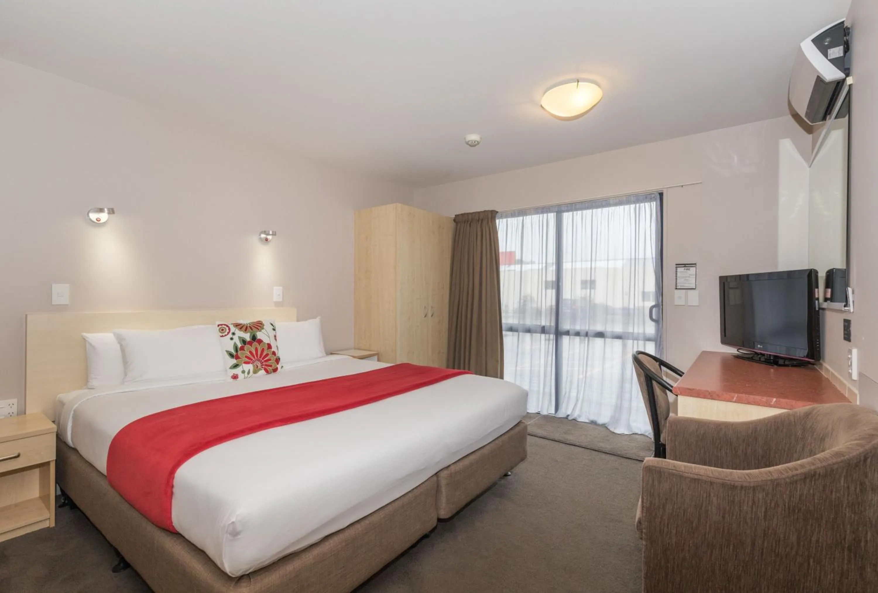 Photo of the whole room, Bed in Bella Vista Motel Oamaru