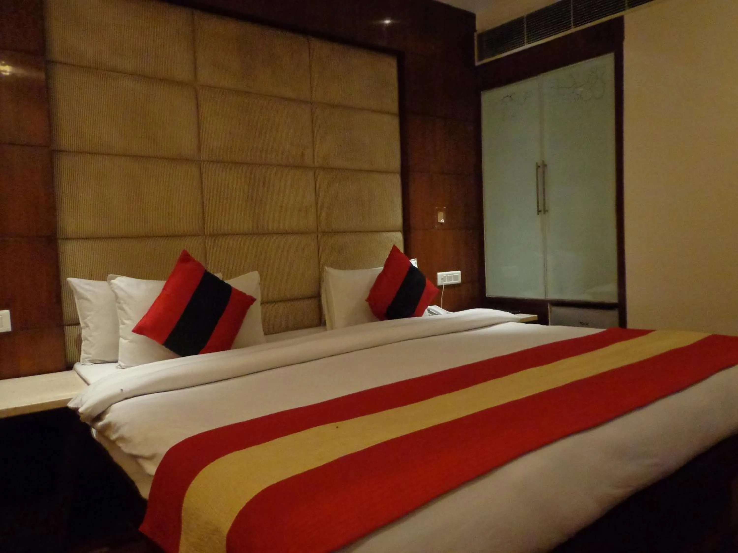 Bedroom, Bed in Hotel Aura - New Delhi Railway Station