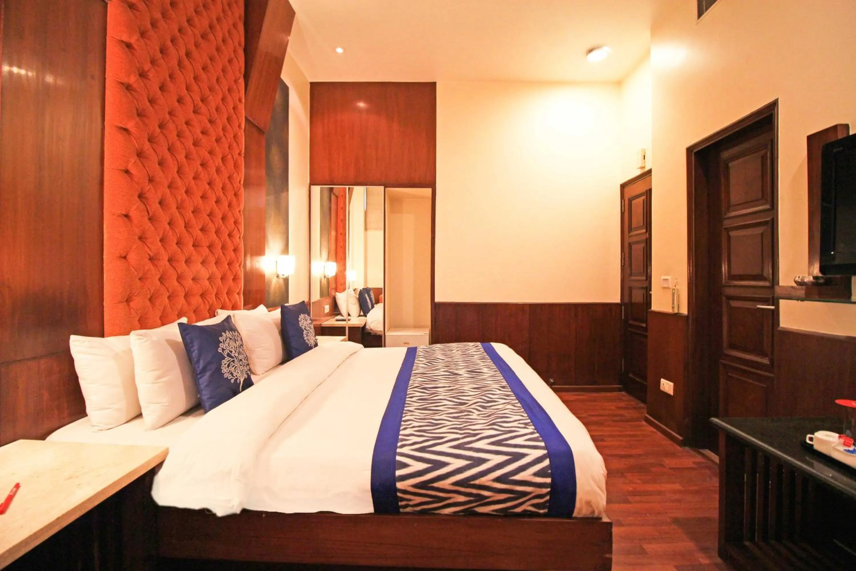 Bedroom, Bed in Hotel Aura - New Delhi Railway Station